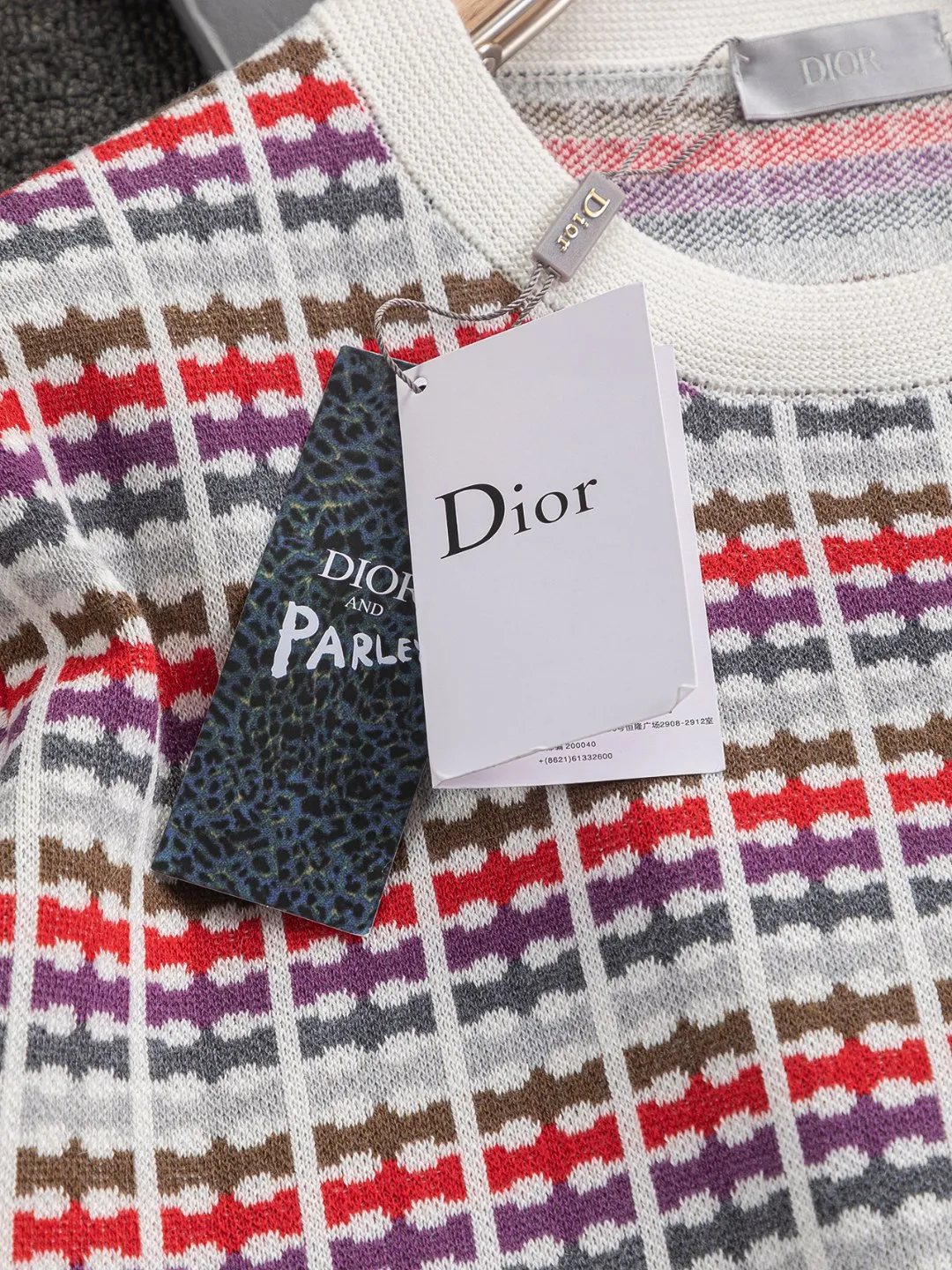 🅿️350 Dior Dior micro wide version CD micro wide version S-Xl 25ss will never fail classic style permanent boutique counter timeless classic style CD jacquard all-over printed letter logo pattern heavy craftsmanship Unisex short-sleeved T-shirt, cotton blended terry jersey fabric, using 50% wool content yarn 35% cashmere 15% synthetic fiber original development This full-logo jacquard sweater from the 2025 limited series highlights the classic Obliave flower. It is matched with an S-shaped round neck and topstitching. It is unique. The whole body is decorated with obliqve jacquard, and the ribbed round neck is matched with ⭕️ shaped topstitching. Customized accessories. The whole body is customized and developed according to the Y board... It has three complete labels and can control various styles, paying tribute to Dior's historic year! Coupled with the blessing of full-flower cotton material, both the upper body comfort and the existence are unparalleled. It can be said to be a must-have companion in summer. The excellent breathability and comfortable wearing feeling are unparalleled~ Recommended! ! Same style for men and women! Color: Picture color Size: S-XL Size chart: S: Shoulder width 41-Bust 51-Length 66 M: Shoulder width 43-Bust 53-Length 68 L: Shoulder width 45-Bust 55-Length 70 XL: Shoulder width 47-Bust 57-Length 72