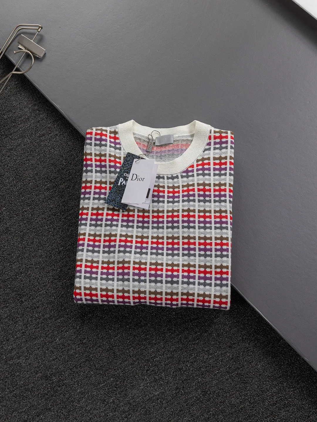🅿️350 Dior Dior micro wide version CD micro wide version S-Xl 25ss will never fail classic style permanent boutique counter timeless classic style CD jacquard all-over printed letter logo pattern heavy craftsmanship Unisex short-sleeved T-shirt, cotton blended terry jersey fabric, using 50% wool content yarn 35% cashmere 15% synthetic fiber original development This full-logo jacquard sweater from the 2025 limited series highlights the classic Obliave flower. It is matched with an S-shaped round neck and topstitching. It is unique. The whole body is decorated with obliqve jacquard, and the ribbed round neck is matched with ⭕️ shaped topstitching. Customized accessories. The whole body is customized and developed according to the Y board... It has three complete labels and can control various styles, paying tribute to Dior's historic year! Coupled with the blessing of full-flower cotton material, both the upper body comfort and the existence are unparalleled. It can be said to be a must-have companion in summer. The excellent breathability and comfortable wearing feeling are unparalleled~ Recommended! ! Same style for men and women! Color: Picture color Size: S-XL Size chart: S: Shoulder width 41-Bust 51-Length 66 M: Shoulder width 43-Bust 53-Length 68 L: Shoulder width 45-Bust 55-Length 70 XL: Shoulder width 47-Bust 57-Length 72