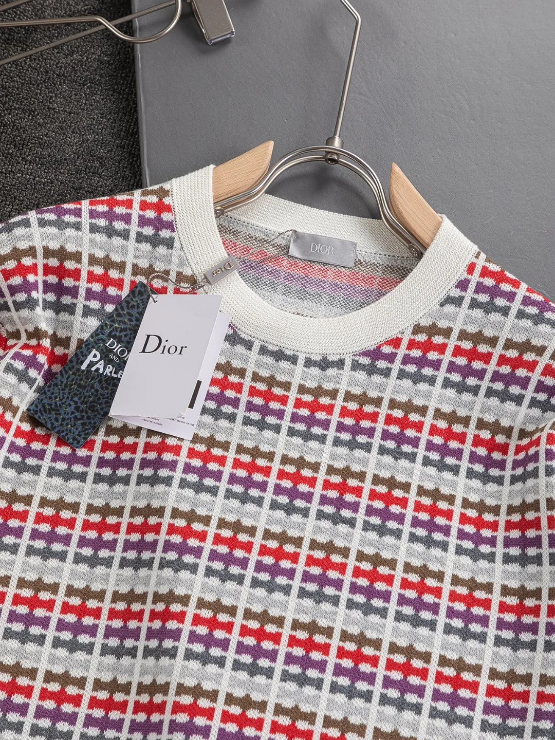 🅿️350 Dior Dior micro wide version CD micro wide version S-Xl 25ss will never fail classic style permanent boutique counter timeless classic style CD jacquard all-over printed letter logo pattern heavy craftsmanship Unisex short-sleeved T-shirt, cotton blended terry jersey fabric, using 50% wool content yarn 35% cashmere 15% synthetic fiber original development This full-logo jacquard sweater from the 2025 limited series highlights the classic Obliave flower. It is matched with an S-shaped round neck and topstitching. It is unique. The whole body is decorated with obliqve jacquard, and the ribbed round neck is matched with ⭕️ shaped topstitching. Customized accessories. The whole body is customized and developed according to the Y board... It has three complete labels and can control various styles, paying tribute to Dior's historic year! Coupled with the blessing of full-flower cotton material, both the upper body comfort and the existence are unparalleled. It can be said to be a must-have companion in summer. The excellent breathability and comfortable wearing feeling are unparalleled~ Recommended! ! Same style for men and women! Color: Picture color Size: S-XL Size chart: S: Shoulder width 41-Bust 51-Length 66 M: Shoulder width 43-Bust 53-Length 68 L: Shoulder width 45-Bust 55-Length 70 XL: Shoulder width 47-Bust 57-Length 72