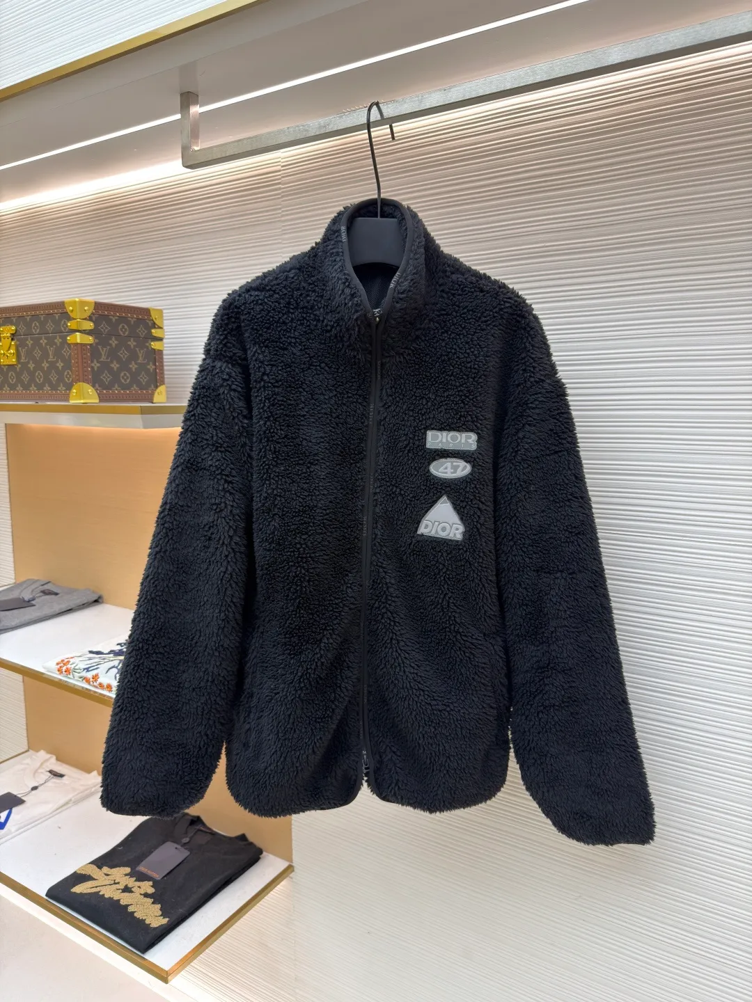 Dior x descentn ski jacket ●Original version: Purchased and developed by 23775 ●Item number: 1681706-B15 ●Fabric: polyester fiber fabric ●Technology: Positioning cutting machine production ●Color: black ●Version: fitted version ●Weight: about 745 grams ●Size: S-M-L-XL ●Description: This Dior plush zipper jacket adopts a loose fit design, which is comfortable to wear and has excellent warmth retention. The fabric is made of high-quality imitation sherpa material, which has a soft and delicate feel, good warmth retention and breathability. Ready-to-wear garments are made using precision cutting techniques to ensure the overall shape is three-dimensional and crisp. The brand logo and decorative pattern on the chest are embossed, and the pattern is clear and three-dimensional, highlighting the high-end quality of the brand. The details of the zippers and pockets are exquisite, the overall wiring is neat, and the stitching is fine and firm. The high collar design not only increases warmth, but also adds fashion to the overall look. Whether it is daily wear or outdoor activities, it can be easily controlled, perfectly interpreting the luxury and functionality of the Dior brand. The overall wiring is straight and delicate, the fabric is comfortable and soft, and the color is consistent without color difference. It can be matched with the same style to create a fashionable look and control various occasions. Customized accessories, complete with three standards, same style for men and women!