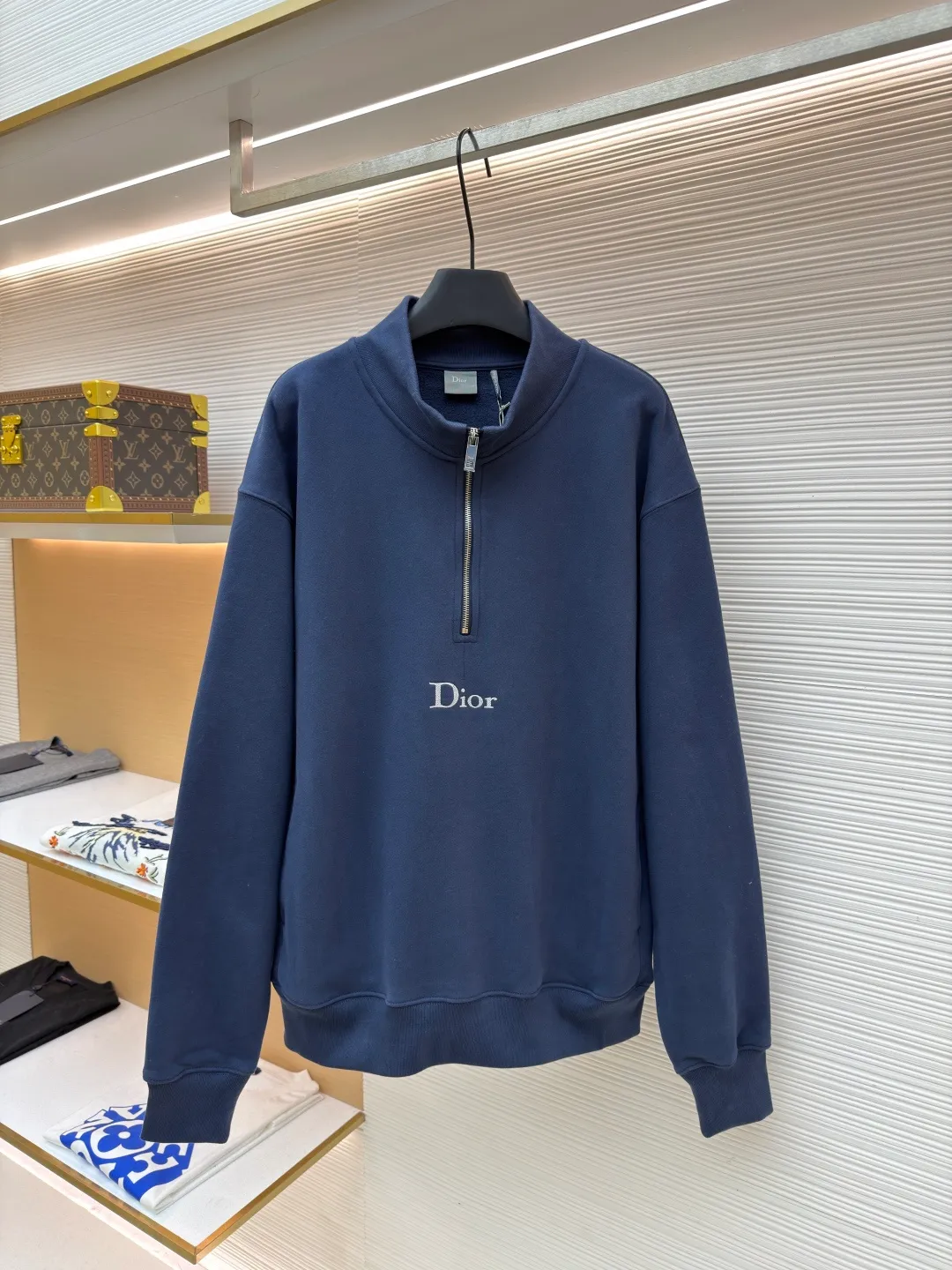 Dior half-zip logo sweatshirt ●Original version: 14,000 purchased and developed ●Item number: 1682497-A95 ●Material: pure cotton plush fabric ●Technology: twill logo embroidery production ●Color: blue ●Version: fitted version ●Weight: about 765 grams ●Size: XS-S-M-L ●Description: The fabric is a heavyweight high-end sweatshirt fabric. The 26-count double yarn forms the smooth and delicate outer surface of the fabric, while the 10-count plush yarn base is precision brushed to form a layer of rich, dense skin-friendly fluff, providing excellent softness and warmth. Its extremely high weight and elasticity brought by spandex ensure the ultimate thickness, stiffness and strong elastic recovery of the collar, cuffs and hem, which is the key to creating a neat silhouette and ensuring durability. Made of twill flat stitch embroidery. This is an embroidery technique that uses parallel stitches at specific angles to fill in, creating a flat, smooth and full embroidery surface with fine diagonal texture. The brand logo is presented in a delicate, strong and textured way, and the precision of the embroidery creates a high-end contrast with the casual feel of the sweatshirt fabric. The overall wiring is straight and delicate, the fabric is comfortable and soft, and the color is consistent without color difference. It can be matched with the same style to create a fashionable look and control various occasions. Customized accessories, complete with three standards, same style for men and women!