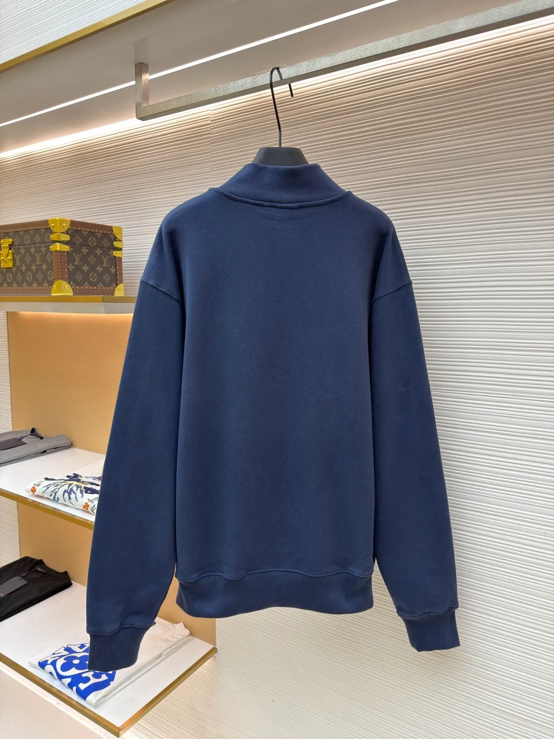 Dior half-zip logo sweatshirt ●Original version: 14,000 purchased and developed ●Item number: 1682497-A95 ●Material: pure cotton plush fabric ●Technology: twill logo embroidery production ●Color: blue ●Version: fitted version ●Weight: about 765 grams ●Size: XS-S-M-L ●Description: The fabric is a heavyweight high-end sweatshirt fabric. The 26-count double yarn forms the smooth and delicate outer surface of the fabric, while the 10-count plush yarn base is precision brushed to form a layer of rich, dense skin-friendly fluff, providing excellent softness and warmth. Its extremely high weight and elasticity brought by spandex ensure the ultimate thickness, stiffness and strong elastic recovery of the collar, cuffs and hem, which is the key to creating a neat silhouette and ensuring durability. Made of twill flat stitch embroidery. This is an embroidery technique that uses parallel stitches at specific angles to fill in, creating a flat, smooth and full embroidery surface with fine diagonal texture. The brand logo is presented in a delicate, strong and textured way, and the precision of the embroidery creates a high-end contrast with the casual feel of the sweatshirt fabric. The overall wiring is straight and delicate, the fabric is comfortable and soft, and the color is consistent without color difference. It can be matched with the same style to create a fashionable look and control various occasions. Customized accessories, complete with three standards, same style for men and women!