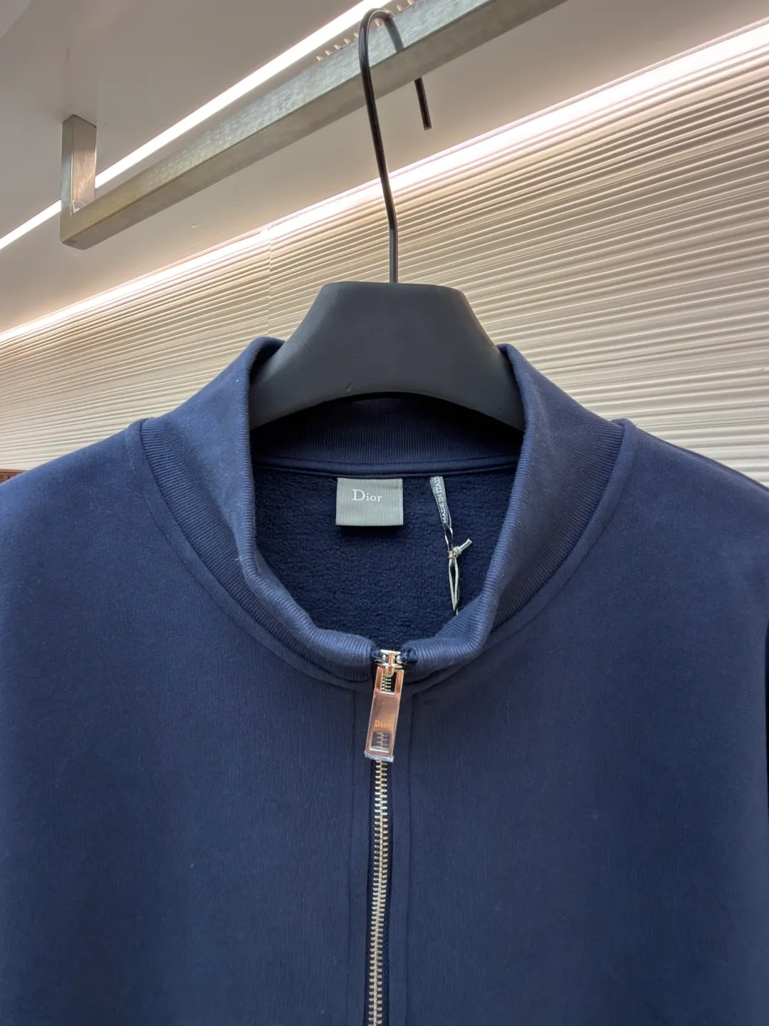 Dior half-zip logo sweatshirt ●Original version: 14,000 purchased and developed ●Item number: 1682497-A95 ●Material: pure cotton plush fabric ●Technology: twill logo embroidery production ●Color: blue ●Version: fitted version ●Weight: about 765 grams ●Size: XS-S-M-L ●Description: The fabric is a heavyweight high-end sweatshirt fabric. The 26-count double yarn forms the smooth and delicate outer surface of the fabric, while the 10-count plush yarn base is precision brushed to form a layer of rich, dense skin-friendly fluff, providing excellent softness and warmth. Its extremely high weight and elasticity brought by spandex ensure the ultimate thickness, stiffness and strong elastic recovery of the collar, cuffs and hem, which is the key to creating a neat silhouette and ensuring durability. Made of twill flat stitch embroidery. This is an embroidery technique that uses parallel stitches at specific angles to fill in, creating a flat, smooth and full embroidery surface with fine diagonal texture. The brand logo is presented in a delicate, strong and textured way, and the precision of the embroidery creates a high-end contrast with the casual feel of the sweatshirt fabric. The overall wiring is straight and delicate, the fabric is comfortable and soft, and the color is consistent without color difference. It can be matched with the same style to create a fashionable look and control various occasions. Customized accessories, complete with three standards, same style for men and women!