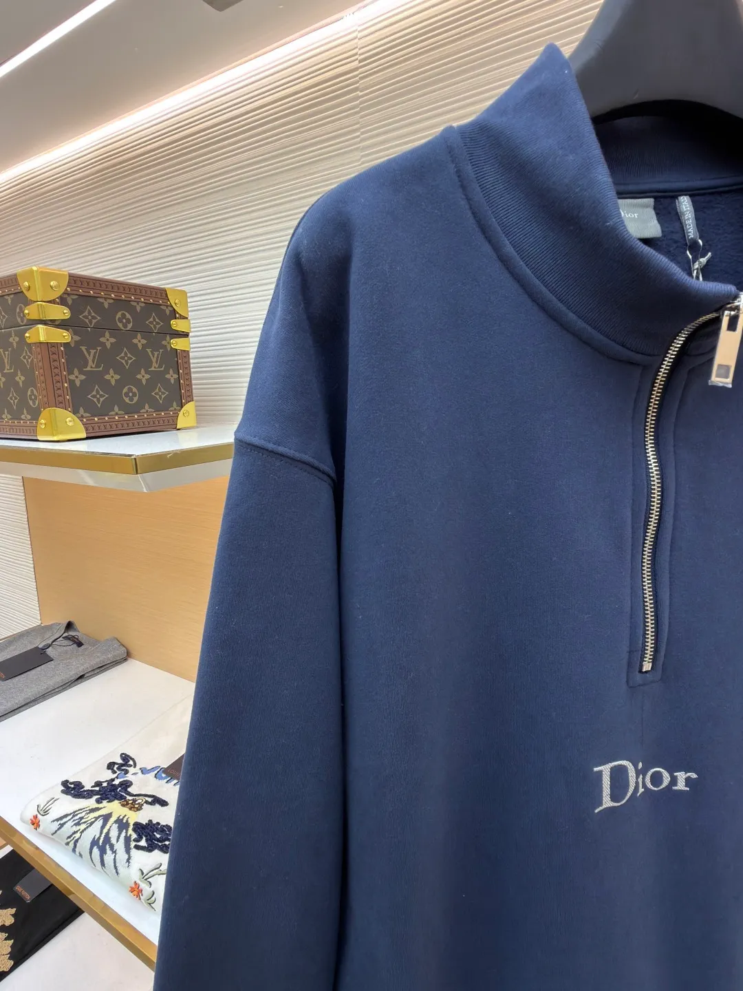 Dior half-zip logo sweatshirt ●Original version: 14,000 purchased and developed ●Item number: 1682497-A95 ●Material: pure cotton plush fabric ●Technology: twill logo embroidery production ●Color: blue ●Version: fitted version ●Weight: about 765 grams ●Size: XS-S-M-L ●Description: The fabric is a heavyweight high-end sweatshirt fabric. The 26-count double yarn forms the smooth and delicate outer surface of the fabric, while the 10-count plush yarn base is precision brushed to form a layer of rich, dense skin-friendly fluff, providing excellent softness and warmth. Its extremely high weight and elasticity brought by spandex ensure the ultimate thickness, stiffness and strong elastic recovery of the collar, cuffs and hem, which is the key to creating a neat silhouette and ensuring durability. Made of twill flat stitch embroidery. This is an embroidery technique that uses parallel stitches at specific angles to fill in, creating a flat, smooth and full embroidery surface with fine diagonal texture. The brand logo is presented in a delicate, strong and textured way, and the precision of the embroidery creates a high-end contrast with the casual feel of the sweatshirt fabric. The overall wiring is straight and delicate, the fabric is comfortable and soft, and the color is consistent without color difference. It can be matched with the same style to create a fashionable look and control various occasions. Customized accessories, complete with three standards, same style for men and women!