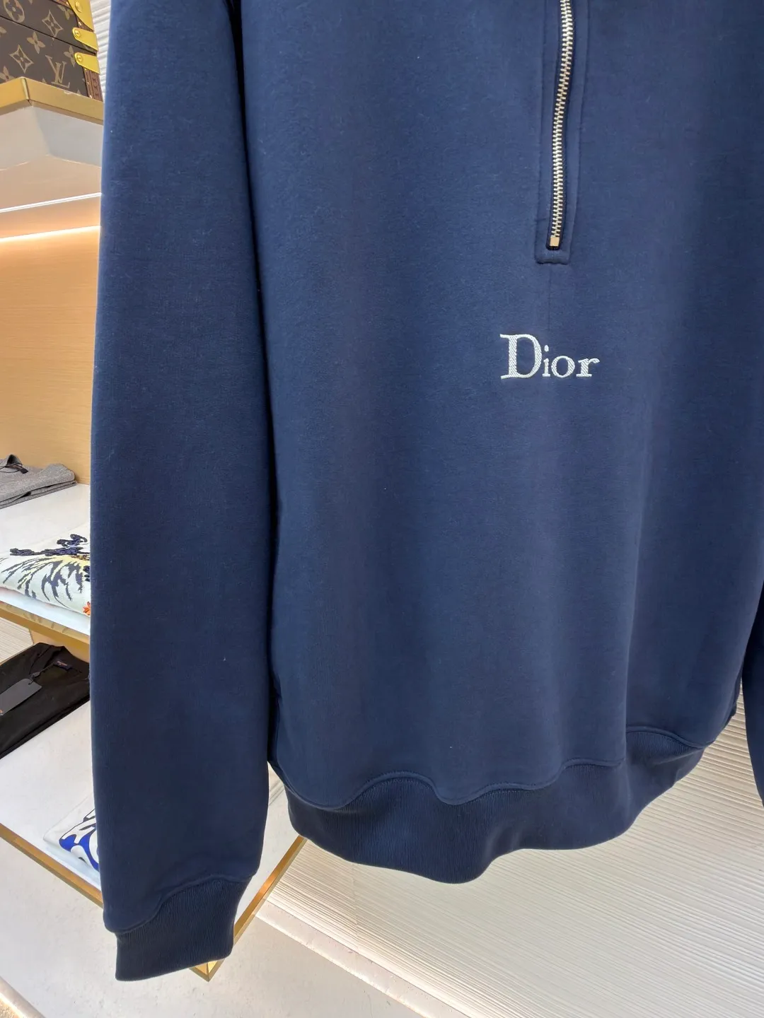 Dior half-zip logo sweatshirt ●Original version: 14,000 purchased and developed ●Item number: 1682497-A95 ●Material: pure cotton plush fabric ●Technology: twill logo embroidery production ●Color: blue ●Version: fitted version ●Weight: about 765 grams ●Size: XS-S-M-L ●Description: The fabric is a heavyweight high-end sweatshirt fabric. The 26-count double yarn forms the smooth and delicate outer surface of the fabric, while the 10-count plush yarn base is precision brushed to form a layer of rich, dense skin-friendly fluff, providing excellent softness and warmth. Its extremely high weight and elasticity brought by spandex ensure the ultimate thickness, stiffness and strong elastic recovery of the collar, cuffs and hem, which is the key to creating a neat silhouette and ensuring durability. Made of twill flat stitch embroidery. This is an embroidery technique that uses parallel stitches at specific angles to fill in, creating a flat, smooth and full embroidery surface with fine diagonal texture. The brand logo is presented in a delicate, strong and textured way, and the precision of the embroidery creates a high-end contrast with the casual feel of the sweatshirt fabric. The overall wiring is straight and delicate, the fabric is comfortable and soft, and the color is consistent without color difference. It can be matched with the same style to create a fashionable look and control various occasions. Customized accessories, complete with three standards, same style for men and women!
