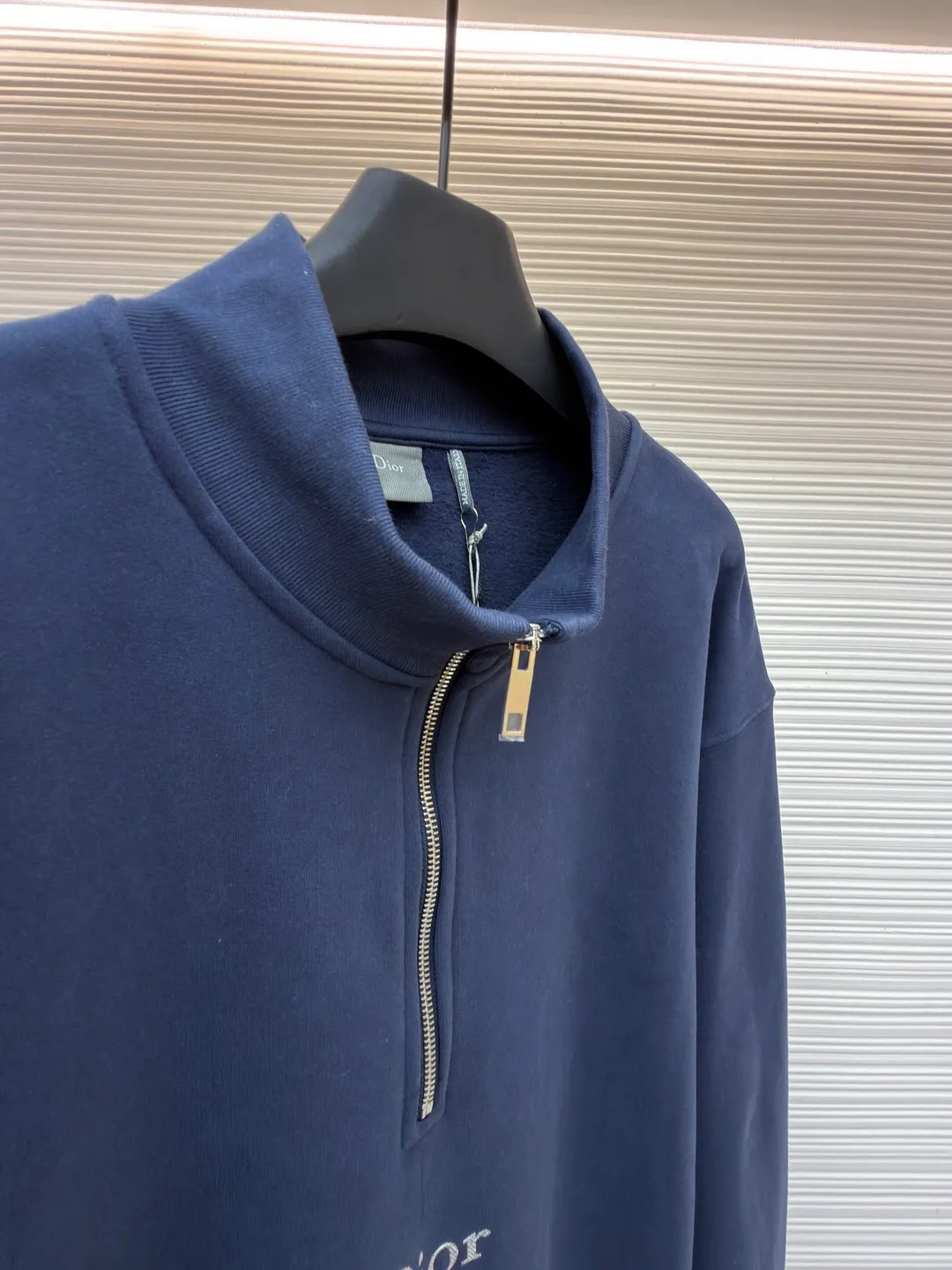 Dior half-zip logo sweatshirt ●Original version: 14,000 purchased and developed ●Item number: 1682497-A95 ●Material: pure cotton plush fabric ●Technology: twill logo embroidery production ●Color: blue ●Version: fitted version ●Weight: about 765 grams ●Size: XS-S-M-L ●Description: The fabric is a heavyweight high-end sweatshirt fabric. The 26-count double yarn forms the smooth and delicate outer surface of the fabric, while the 10-count plush yarn base is precision brushed to form a layer of rich, dense skin-friendly fluff, providing excellent softness and warmth. Its extremely high weight and elasticity brought by spandex ensure the ultimate thickness, stiffness and strong elastic recovery of the collar, cuffs and hem, which is the key to creating a neat silhouette and ensuring durability. Made of twill flat stitch embroidery. This is an embroidery technique that uses parallel stitches at specific angles to fill in, creating a flat, smooth and full embroidery surface with fine diagonal texture. The brand logo is presented in a delicate, strong and textured way, and the precision of the embroidery creates a high-end contrast with the casual feel of the sweatshirt fabric. The overall wiring is straight and delicate, the fabric is comfortable and soft, and the color is consistent without color difference. It can be matched with the same style to create a fashionable look and control various occasions. Customized accessories, complete with three standards, same style for men and women!