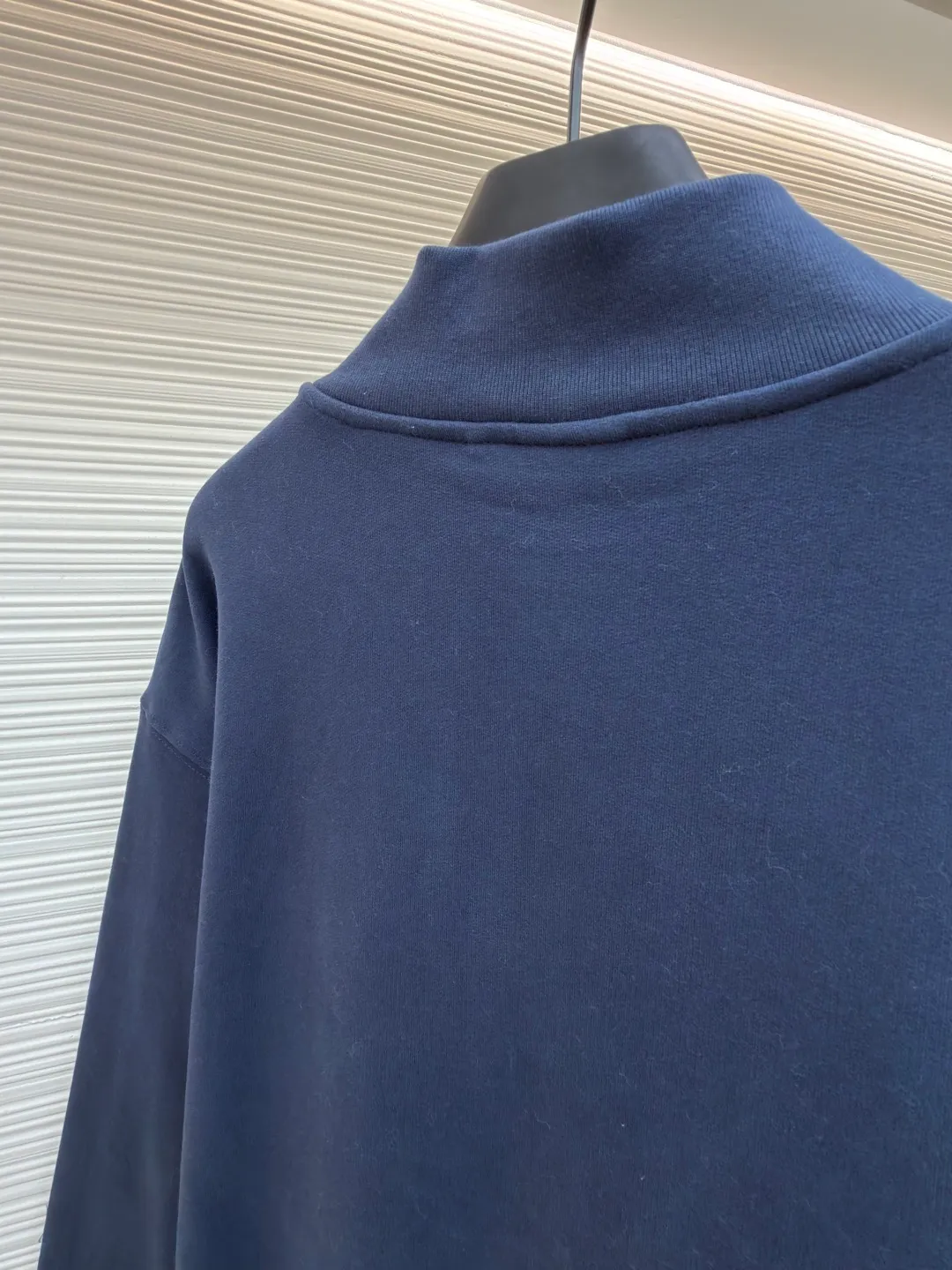 Dior half-zip logo sweatshirt ●Original version: 14,000 purchased and developed ●Item number: 1682497-A95 ●Material: pure cotton plush fabric ●Technology: twill logo embroidery production ●Color: blue ●Version: fitted version ●Weight: about 765 grams ●Size: XS-S-M-L ●Description: The fabric is a heavyweight high-end sweatshirt fabric. The 26-count double yarn forms the smooth and delicate outer surface of the fabric, while the 10-count plush yarn base is precision brushed to form a layer of rich, dense skin-friendly fluff, providing excellent softness and warmth. Its extremely high weight and elasticity brought by spandex ensure the ultimate thickness, stiffness and strong elastic recovery of the collar, cuffs and hem, which is the key to creating a neat silhouette and ensuring durability. Made of twill flat stitch embroidery. This is an embroidery technique that uses parallel stitches at specific angles to fill in, creating a flat, smooth and full embroidery surface with fine diagonal texture. The brand logo is presented in a delicate, strong and textured way, and the precision of the embroidery creates a high-end contrast with the casual feel of the sweatshirt fabric. The overall wiring is straight and delicate, the fabric is comfortable and soft, and the color is consistent without color difference. It can be matched with the same style to create a fashionable look and control various occasions. Customized accessories, complete with three standards, same style for men and women!