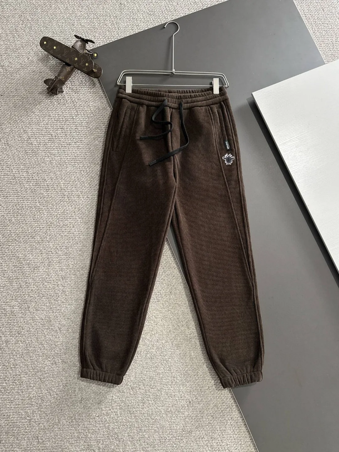 🅿️380 next day shipping Dior 2025 new early spring elastic band casual pants, thickened with velvet to keep warm. The custom-made fabrics at the counter are highly breathable and comfortable, with impeccable details and brand element design concepts, reflecting high quality. It feels delicate and soft! It presents a casual cut and the upper body shape is great! Size: M-4XL