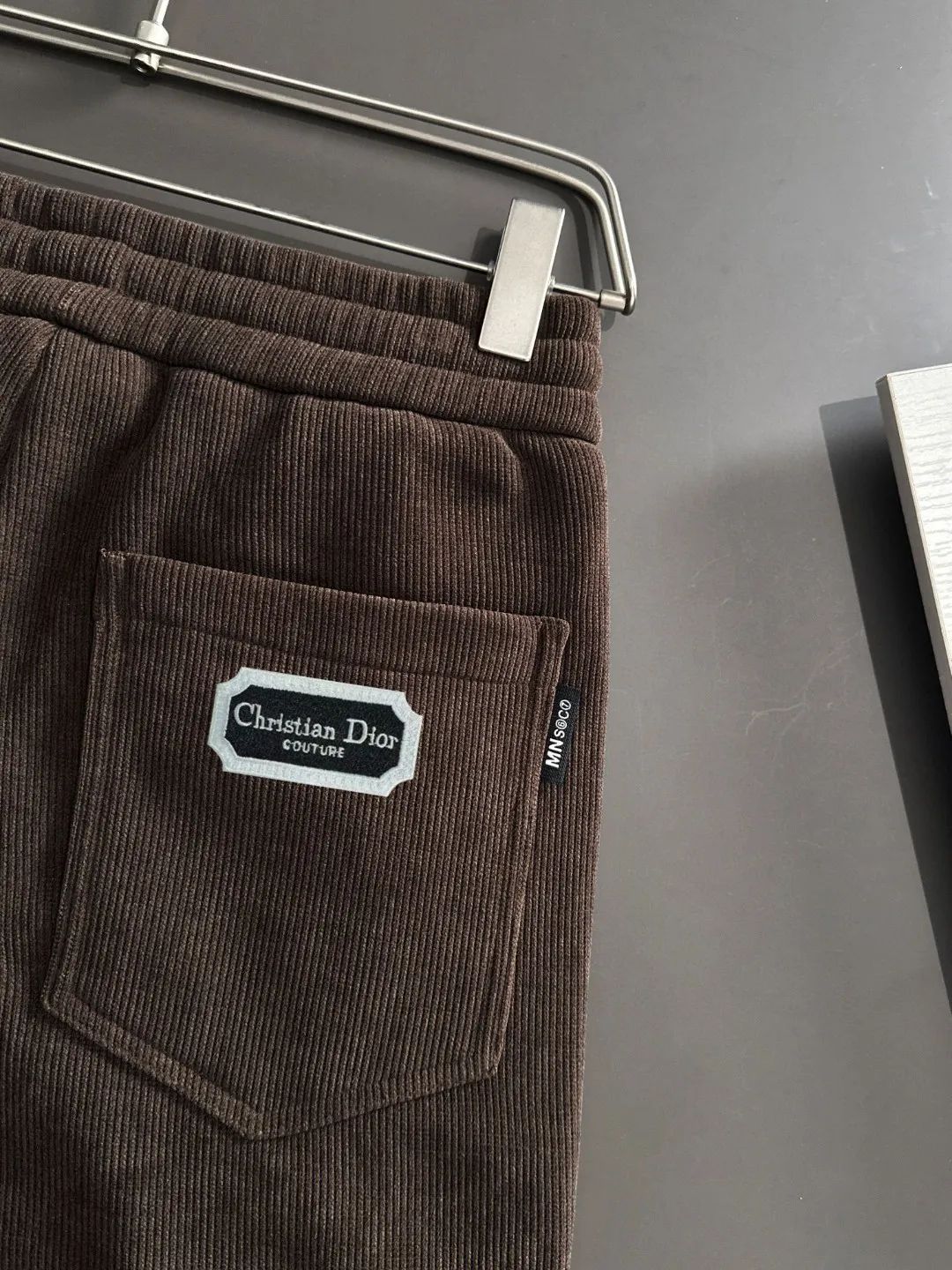 🅿️380 next day shipping Dior 2025 new early spring elastic band casual pants, thickened with velvet to keep warm. The custom-made fabrics at the counter are highly breathable and comfortable, with impeccable details and brand element design concepts, reflecting high quality. It feels delicate and soft! It presents a casual cut and the upper body shape is great! Size: M-4XL
