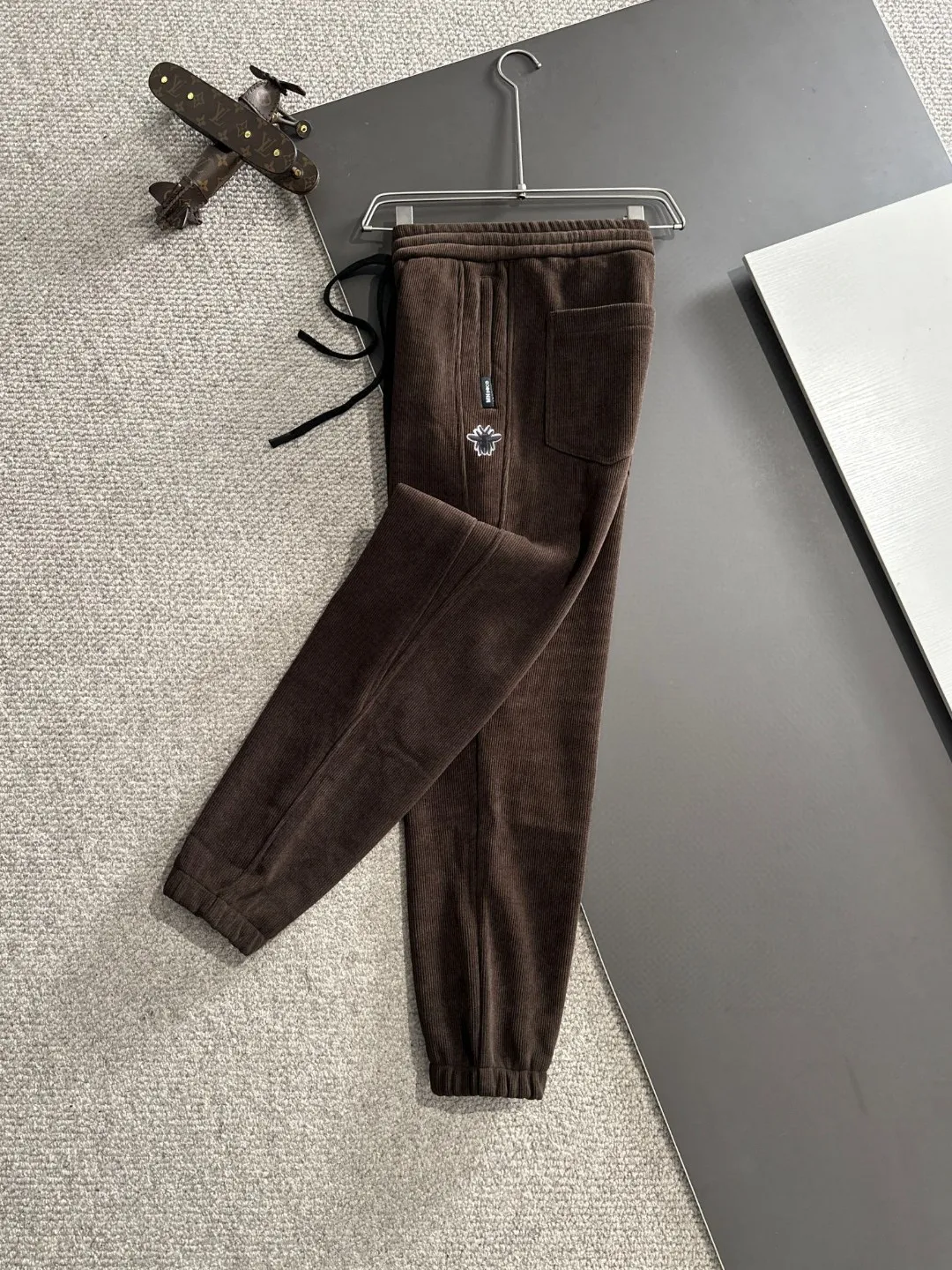 🅿️380 next day shipping Dior 2025 new early spring elastic band casual pants, thickened with velvet to keep warm. The custom-made fabrics at the counter are highly breathable and comfortable, with impeccable details and brand element design concepts, reflecting high quality. It feels delicate and soft! It presents a casual cut and the upper body shape is great! Size: M-4XL