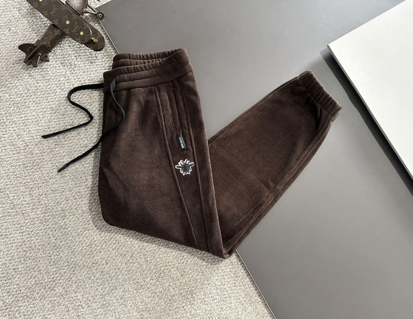 🅿️380 next day shipping Dior 2025 new early spring elastic band casual pants, thickened with velvet to keep warm. The custom-made fabrics at the counter are highly breathable and comfortable, with impeccable details and brand element design concepts, reflecting high quality. It feels delicate and soft! It presents a casual cut and the upper body shape is great! Size: M-4XL