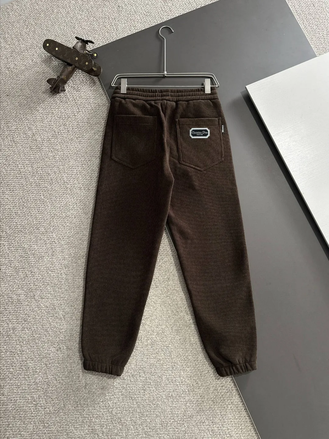 🅿️380 next day shipping Dior 2025 new early spring elastic band casual pants, thickened with velvet to keep warm. The custom-made fabrics at the counter are highly breathable and comfortable, with impeccable details and brand element design concepts, reflecting high quality. It feels delicate and soft! It presents a casual cut and the upper body shape is great! Size: M-4XL