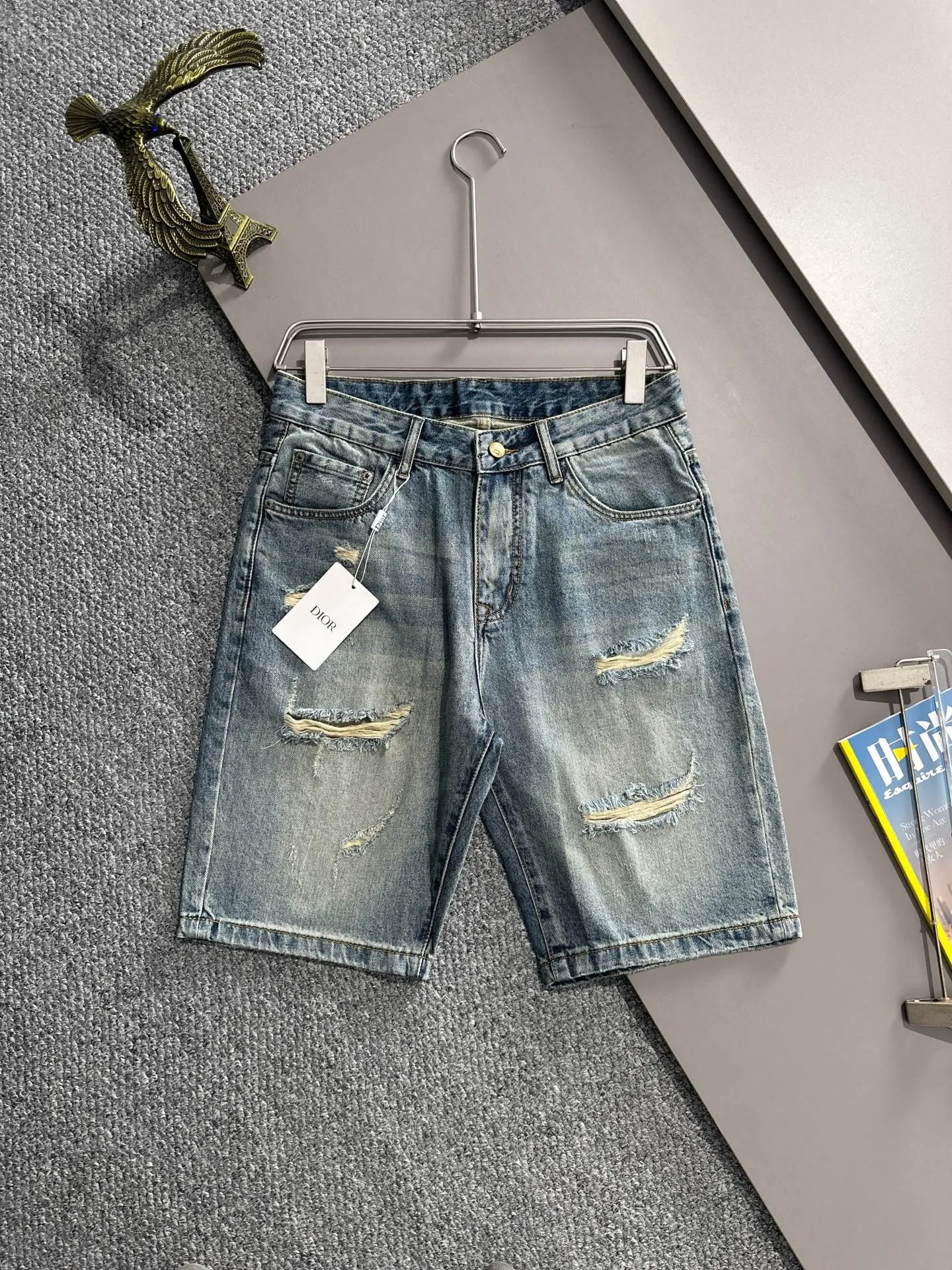 🅿️330 Dior 2025 summer new jeans denim shorts are produced using imported Japanese Denim plain cotton denim fabrics, complete with three standards. The top stone-washed process makes the texture reach the old taste of the 1980s. It is soft, delicate, comfortable and breathable. The color has a modern and fashionable vicissitudes. The upper body is versatile and fashionable! Light luxury, a must-have item for daily commuting! Code number: 28-40 (please state your height and weight when placing an order)