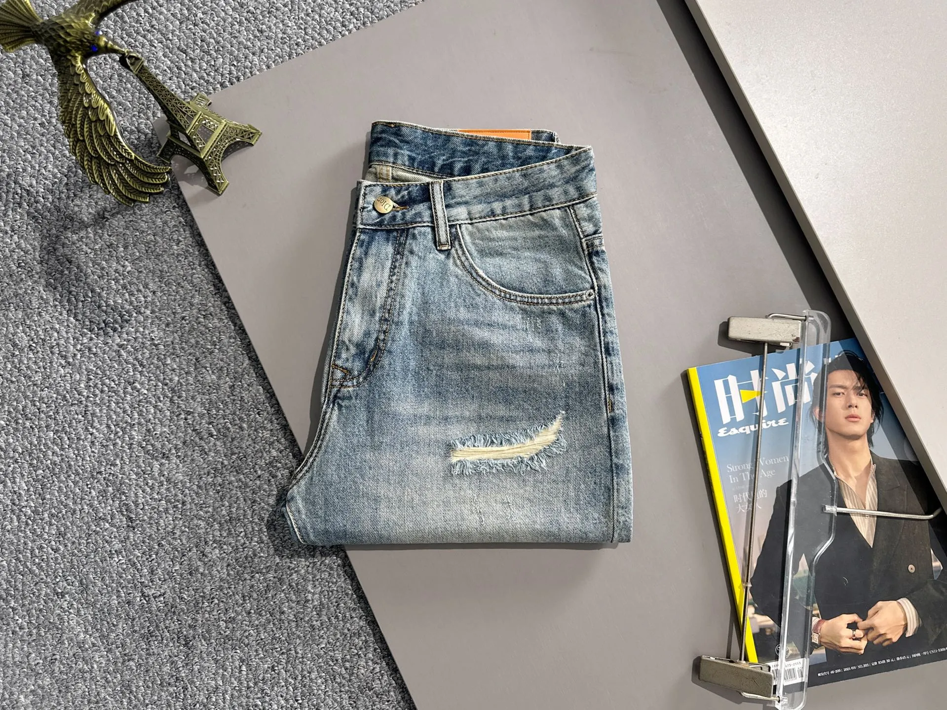 🅿️330 Dior 2025 summer new jeans denim shorts are produced using imported Japanese Denim plain cotton denim fabrics, complete with three standards. The top stone-washed process makes the texture reach the old taste of the 1980s. It is soft, delicate, comfortable and breathable. The color has a modern and fashionable vicissitudes. The upper body is versatile and fashionable! Light luxury, a must-have item for daily commuting! Code number: 28-40 (please state your height and weight when placing an order)