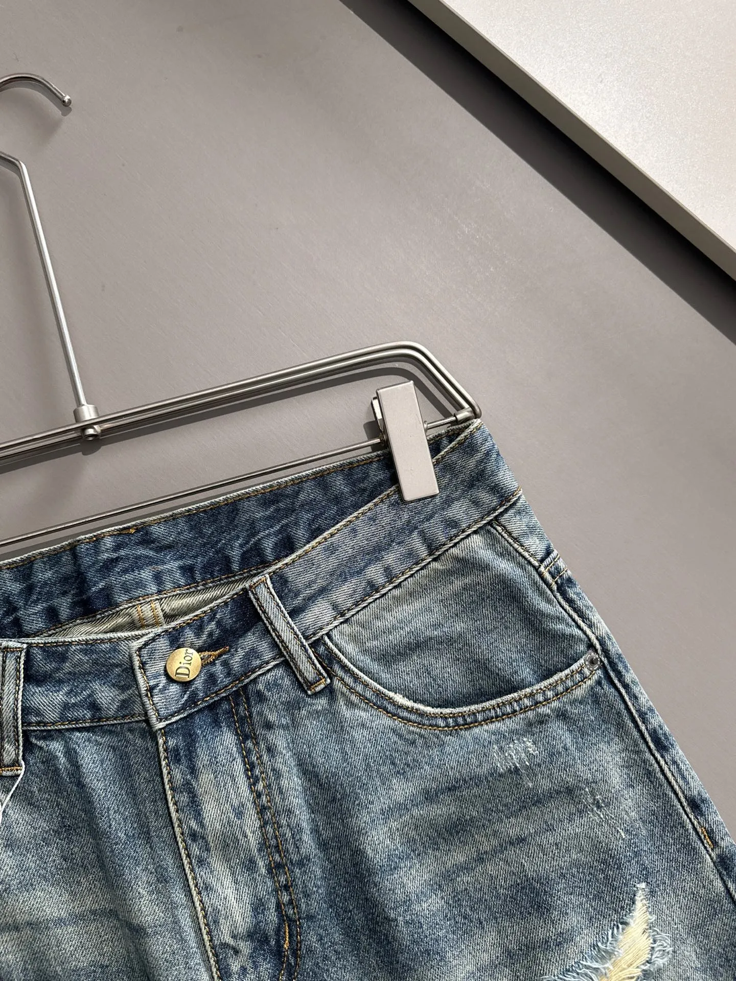 🅿️330 Dior 2025 summer new jeans denim shorts are produced using imported Japanese Denim plain cotton denim fabrics, complete with three standards. The top stone-washed process makes the texture reach the old taste of the 1980s. It is soft, delicate, comfortable and breathable. The color has a modern and fashionable vicissitudes. The upper body is versatile and fashionable! Light luxury, a must-have item for daily commuting! Code number: 28-40 (please state your height and weight when placing an order)