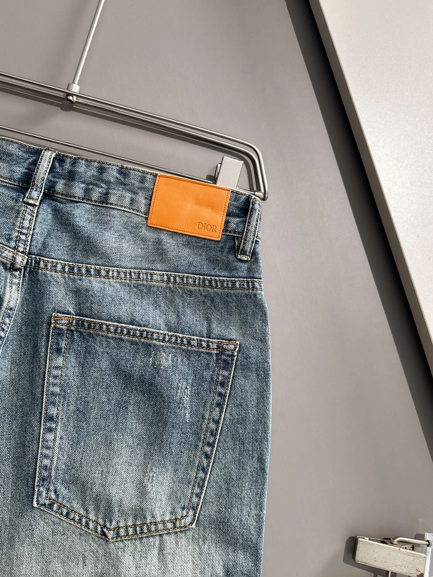 🅿️330 Dior 2025 summer new jeans denim shorts are produced using imported Japanese Denim plain cotton denim fabrics, complete with three standards. The top stone-washed process makes the texture reach the old taste of the 1980s. It is soft, delicate, comfortable and breathable. The color has a modern and fashionable vicissitudes. The upper body is versatile and fashionable! Light luxury, a must-have item for daily commuting! Code number: 28-40 (please state your height and weight when placing an order)