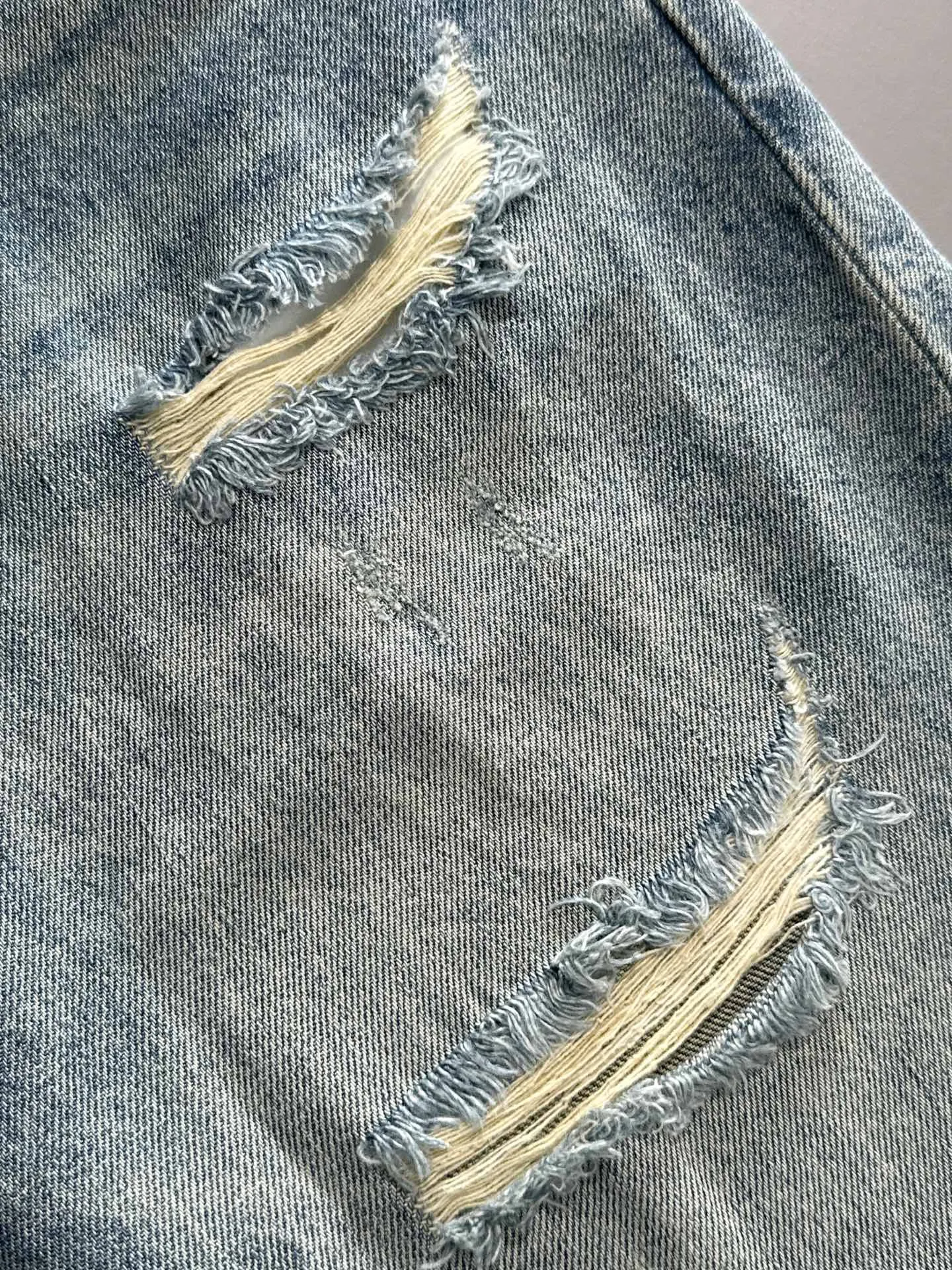 🅿️330 Dior 2025 summer new jeans denim shorts are produced using imported Japanese Denim plain cotton denim fabrics, complete with three standards. The top stone-washed process makes the texture reach the old taste of the 1980s. It is soft, delicate, comfortable and breathable. The color has a modern and fashionable vicissitudes. The upper body is versatile and fashionable! Light luxury, a must-have item for daily commuting! Code number: 28-40 (please state your height and weight when placing an order)