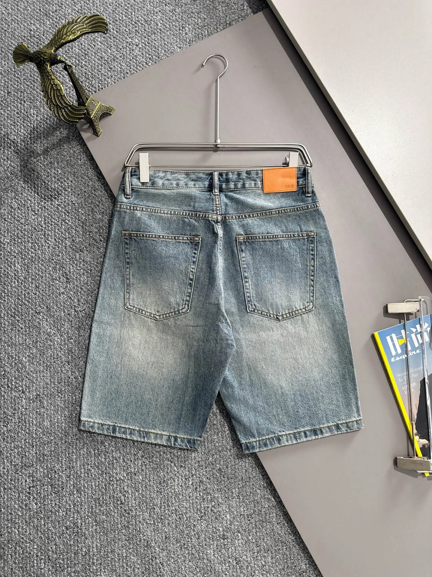 🅿️330 Dior 2025 summer new jeans denim shorts are produced using imported Japanese Denim plain cotton denim fabrics, complete with three standards. The top stone-washed process makes the texture reach the old taste of the 1980s. It is soft, delicate, comfortable and breathable. The color has a modern and fashionable vicissitudes. The upper body is versatile and fashionable! Light luxury, a must-have item for daily commuting! Code number: 28-40 (please state your height and weight when placing an order)