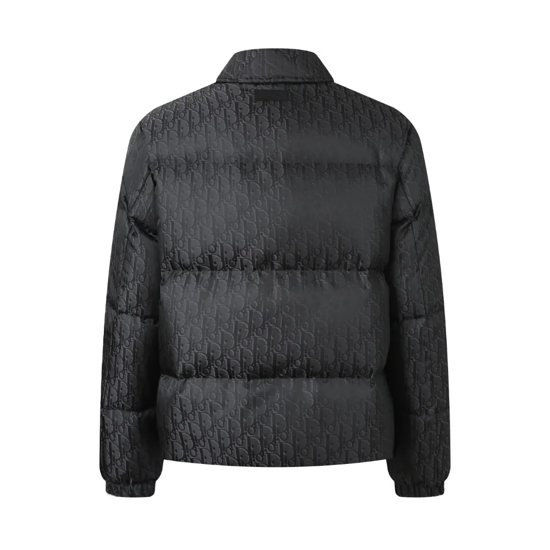 🅿️1030 CD 25FW full-print jacquard lapel down jacket. The fabric uses scientific jacquard technology. Laser jacquard technology is applied to the fabric to make the entire garment concave and convex and have a stronger three-dimensional effect. This technology not only improves the visual effect of the fabric, but also enhances its durability and comfort. The inside is filled with high-quality 90% white duck down, which has been strictly processed and screened to ensure the fluffiness and warmth of the down. Evenly fill the down into the inner bladder of the vest and fix it by sewing and taping. Custom-woven high-density satin nylon material, combined with dark jacquard weaving, makes the down shirt extremely waterproof, anti-fouling, and dust-proof. This ensures that the vest will look and perform well in inclement weather. Oblique printing is applied to fabrics through precise printing technology and blends perfectly with the fabrics, presenting a low-key and luxurious visual effect. The tailoring of the shirt is very fit, with smooth and natural lines, which can well highlight the wearer's body curves and show an elegant temperament. The chest pocket design is not only practical, but also adds a casual feel to the overall look, making the shirt more suitable for daily wear. Size:46-48-50-52