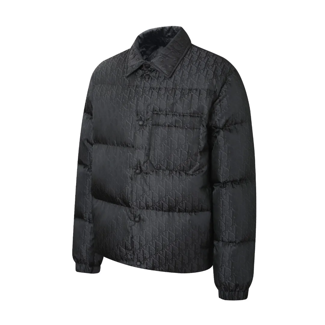 🅿️1030 CD 25FW full-print jacquard lapel down jacket. The fabric uses scientific jacquard technology. Laser jacquard technology is applied to the fabric to make the entire garment concave and convex and have a stronger three-dimensional effect. This technology not only improves the visual effect of the fabric, but also enhances its durability and comfort. The inside is filled with high-quality 90% white duck down, which has been strictly processed and screened to ensure the fluffiness and warmth of the down. Evenly fill the down into the inner bladder of the vest and fix it by sewing and taping. Custom-woven high-density satin nylon material, combined with dark jacquard weaving, makes the down shirt extremely waterproof, anti-fouling, and dust-proof. This ensures that the vest will look and perform well in inclement weather. Oblique printing is applied to fabrics through precise printing technology and blends perfectly with the fabrics, presenting a low-key and luxurious visual effect. The tailoring of the shirt is very fit, with smooth and natural lines, which can well highlight the wearer's body curves and show an elegant temperament. The chest pocket design is not only practical, but also adds a casual feel to the overall look, making the shirt more suitable for daily wear. Size:46-48-50-52