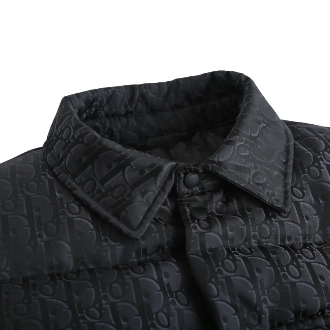 🅿️1030 CD 25FW full-print jacquard lapel down jacket. The fabric uses scientific jacquard technology. Laser jacquard technology is applied to the fabric to make the entire garment concave and convex and have a stronger three-dimensional effect. This technology not only improves the visual effect of the fabric, but also enhances its durability and comfort. The inside is filled with high-quality 90% white duck down, which has been strictly processed and screened to ensure the fluffiness and warmth of the down. Evenly fill the down into the inner bladder of the vest and fix it by sewing and taping. Custom-woven high-density satin nylon material, combined with dark jacquard weaving, makes the down shirt extremely waterproof, anti-fouling, and dust-proof. This ensures that the vest will look and perform well in inclement weather. Oblique printing is applied to fabrics through precise printing technology and blends perfectly with the fabrics, presenting a low-key and luxurious visual effect. The tailoring of the shirt is very fit, with smooth and natural lines, which can well highlight the wearer's body curves and show an elegant temperament. The chest pocket design is not only practical, but also adds a casual feel to the overall look, making the shirt more suitable for daily wear. Size:46-48-50-52