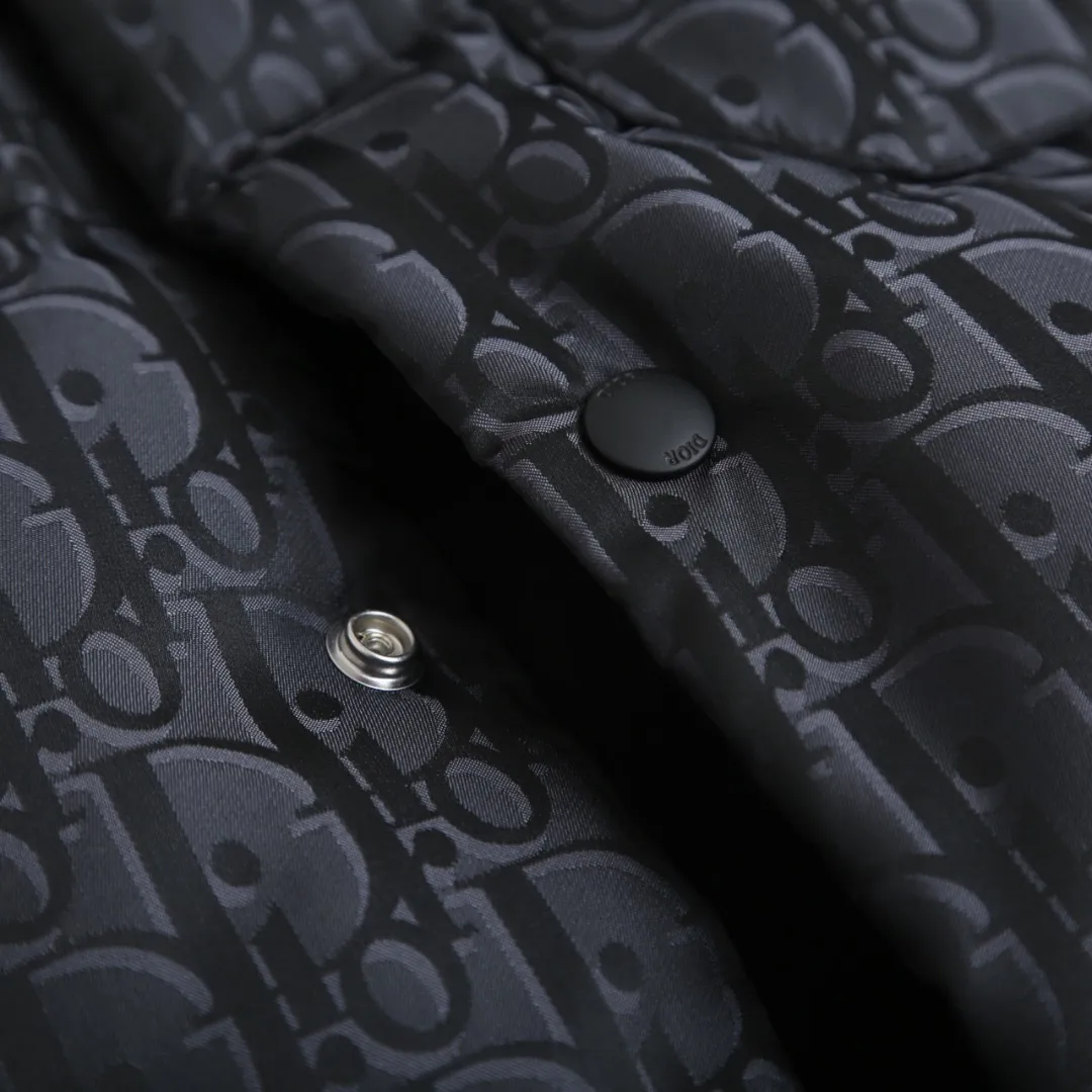 🅿️1030 CD 25FW full-print jacquard lapel down jacket. The fabric uses scientific jacquard technology. Laser jacquard technology is applied to the fabric to make the entire garment concave and convex and have a stronger three-dimensional effect. This technology not only improves the visual effect of the fabric, but also enhances its durability and comfort. The inside is filled with high-quality 90% white duck down, which has been strictly processed and screened to ensure the fluffiness and warmth of the down. Evenly fill the down into the inner bladder of the vest and fix it by sewing and taping. Custom-woven high-density satin nylon material, combined with dark jacquard weaving, makes the down shirt extremely waterproof, anti-fouling, and dust-proof. This ensures that the vest will look and perform well in inclement weather. Oblique printing is applied to fabrics through precise printing technology and blends perfectly with the fabrics, presenting a low-key and luxurious visual effect. The tailoring of the shirt is very fit, with smooth and natural lines, which can well highlight the wearer's body curves and show an elegant temperament. The chest pocket design is not only practical, but also adds a casual feel to the overall look, making the shirt more suitable for daily wear. Size:46-48-50-52