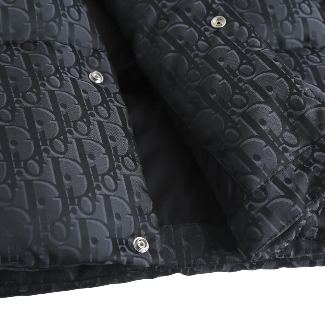 🅿️1030 CD 25FW full-print jacquard lapel down jacket. The fabric uses scientific jacquard technology. Laser jacquard technology is applied to the fabric to make the entire garment concave and convex and have a stronger three-dimensional effect. This technology not only improves the visual effect of the fabric, but also enhances its durability and comfort. The inside is filled with high-quality 90% white duck down, which has been strictly processed and screened to ensure the fluffiness and warmth of the down. Evenly fill the down into the inner bladder of the vest and fix it by sewing and taping. Custom-woven high-density satin nylon material, combined with dark jacquard weaving, makes the down shirt extremely waterproof, anti-fouling, and dust-proof. This ensures that the vest will look and perform well in inclement weather. Oblique printing is applied to fabrics through precise printing technology and blends perfectly with the fabrics, presenting a low-key and luxurious visual effect. The tailoring of the shirt is very fit, with smooth and natural lines, which can well highlight the wearer's body curves and show an elegant temperament. The chest pocket design is not only practical, but also adds a casual feel to the overall look, making the shirt more suitable for daily wear. Size:46-48-50-52