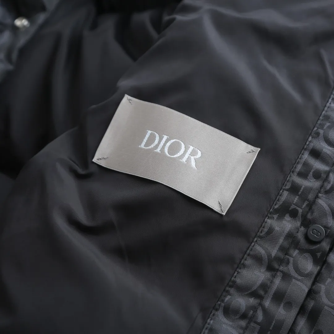 🅿️1030 CD 25FW full-print jacquard lapel down jacket. The fabric uses scientific jacquard technology. Laser jacquard technology is applied to the fabric to make the entire garment concave and convex and have a stronger three-dimensional effect. This technology not only improves the visual effect of the fabric, but also enhances its durability and comfort. The inside is filled with high-quality 90% white duck down, which has been strictly processed and screened to ensure the fluffiness and warmth of the down. Evenly fill the down into the inner bladder of the vest and fix it by sewing and taping. Custom-woven high-density satin nylon material, combined with dark jacquard weaving, makes the down shirt extremely waterproof, anti-fouling, and dust-proof. This ensures that the vest will look and perform well in inclement weather. Oblique printing is applied to fabrics through precise printing technology and blends perfectly with the fabrics, presenting a low-key and luxurious visual effect. The tailoring of the shirt is very fit, with smooth and natural lines, which can well highlight the wearer's body curves and show an elegant temperament. The chest pocket design is not only practical, but also adds a casual feel to the overall look, making the shirt more suitable for daily wear. Size:46-48-50-52