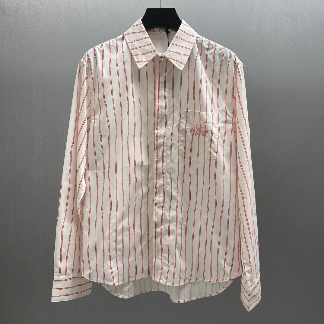 🅿️480 🧧CD Red and white vertical pattern simple embroidered shirt SIZE: S-XL This shirt combines modern style with traditional beauty. Crafted from white cotton poplin, it features a pink stripe pattern displaying the Dior For My Real Friends signature from the DIOR AND HYLTON NE collection. A patch pocket on the chest and hidden button closure complete the design. Can be worn with everyday clothing.
