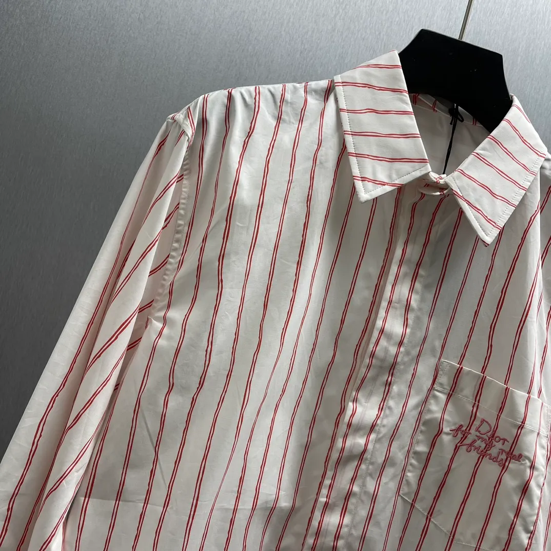 🅿️480 🧧CD Red and white vertical pattern simple embroidered shirt SIZE: S-XL This shirt combines modern style with traditional beauty. Crafted from white cotton poplin, it features a pink stripe pattern displaying the Dior For My Real Friends signature from the DIOR AND HYLTON NE collection. A patch pocket on the chest and hidden button closure complete the design. Can be worn with everyday clothing.
