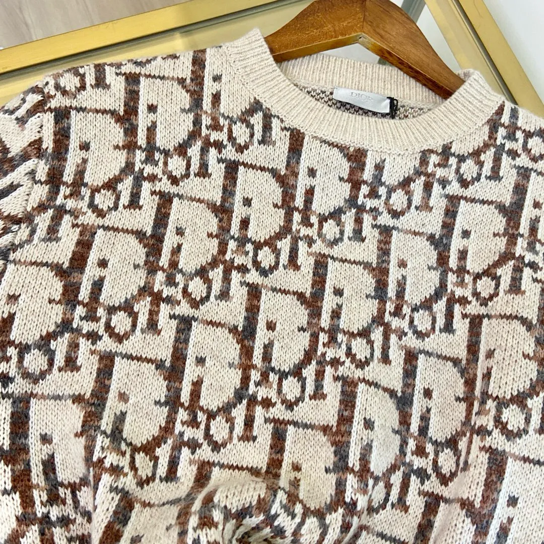 🅿️650 🀄️ DIOR Dior exclusive version, original materials, every stitch and thread is original. DIOR autumn and winter new knitted sweater 2026. This sweater reinterprets the classic Oblique print. It is carefully made of beige and brown wool jacquard fabric. Classic silhouette. Matched with ribbed round neck, hem and cuffs. Elegant style. Can add eye-catching embellishment to various looks. Decorated with brown Oblique print throughout. Ribbed round neck, cuffs and hem are made of 100% original virgin wool. Same style for men and women. You can buy them one to one on the official website.