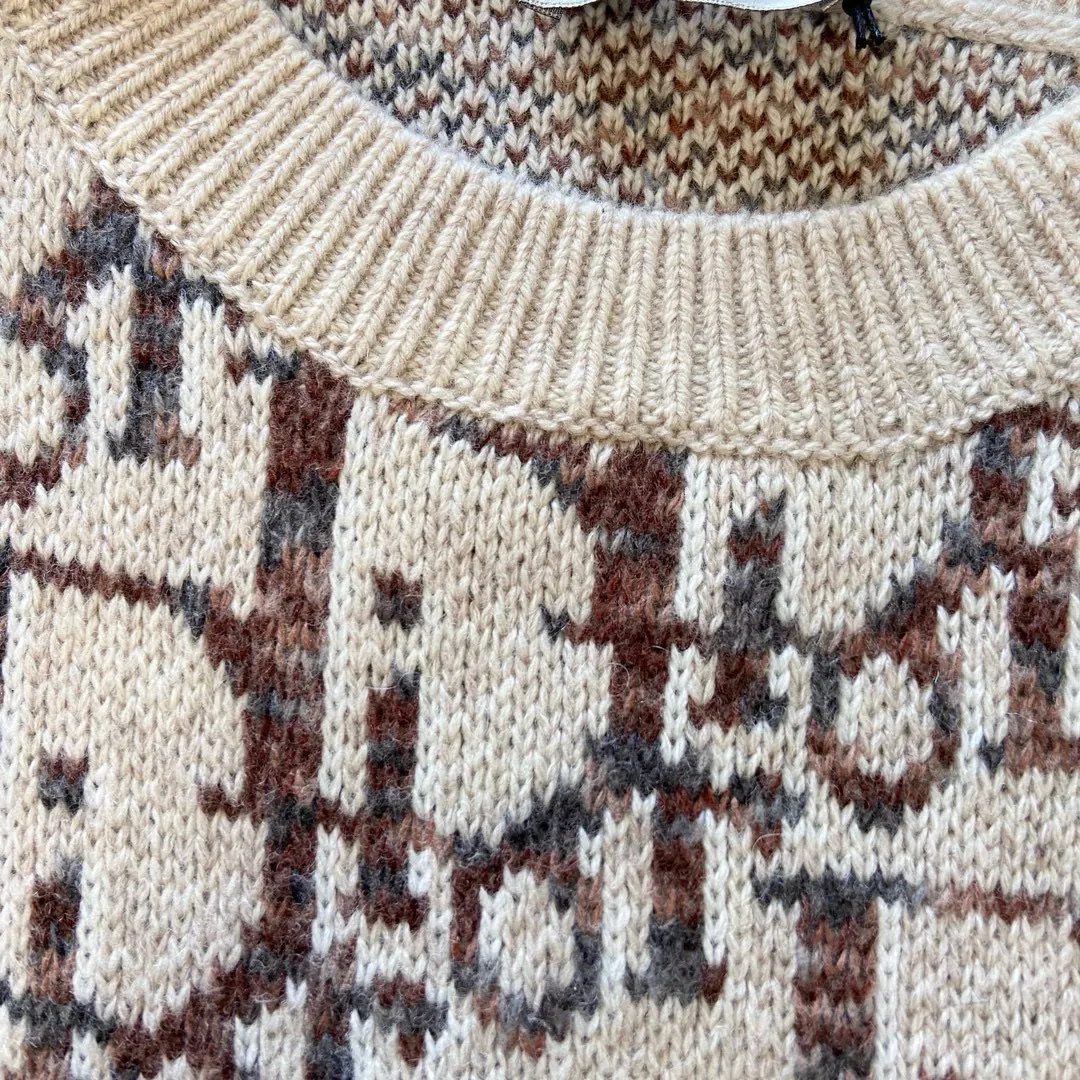 🅿️650 🀄️ DIOR Dior exclusive version, original materials, every stitch and thread is original. DIOR autumn and winter new knitted sweater 2026. This sweater reinterprets the classic Oblique print. It is carefully made of beige and brown wool jacquard fabric. Classic silhouette. Matched with ribbed round neck, hem and cuffs. Elegant style. Can add eye-catching embellishment to various looks. Decorated with brown Oblique print throughout. Ribbed round neck, cuffs and hem are made of 100% original virgin wool. Same style for men and women. You can buy them one to one on the official website.