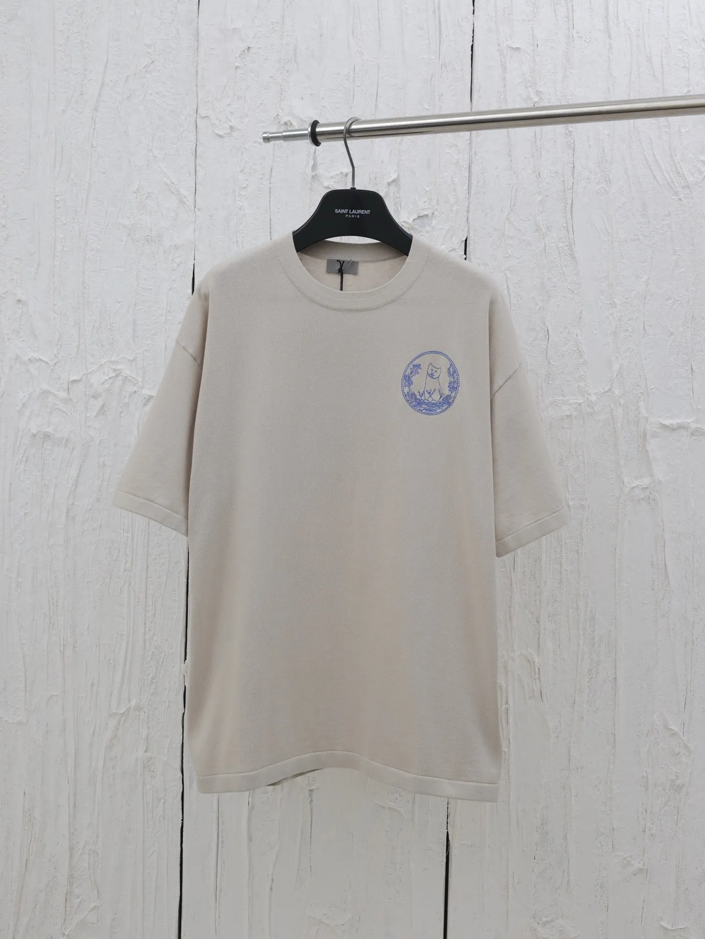 🅿️360 Dio*/Dior 25 new limited-edition short-sleeved T-shirt with cat embroidery logo. It is made of customized cotton plain fabric, breathable and comfortable. It is decorated with hollow brand letter embroidery on the chest, with co-branded cute kitten embroidery pattern, and custom-woven rib double-needle hemming technology. Size: S/M/L/XL