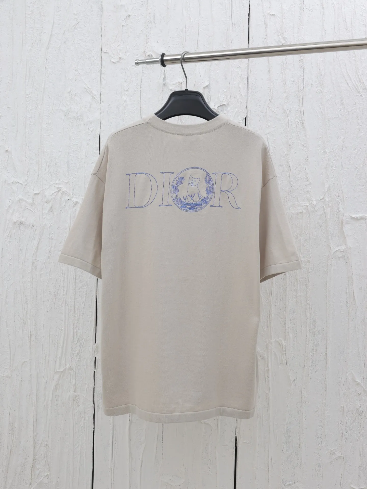 🅿️360 Dio*/Dior 25 new limited-edition short-sleeved T-shirt with cat embroidery logo. It is made of customized cotton plain fabric, breathable and comfortable. It is decorated with hollow brand letter embroidery on the chest, with co-branded cute kitten embroidery pattern, and custom-woven rib double-needle hemming technology. Size: S/M/L/XL