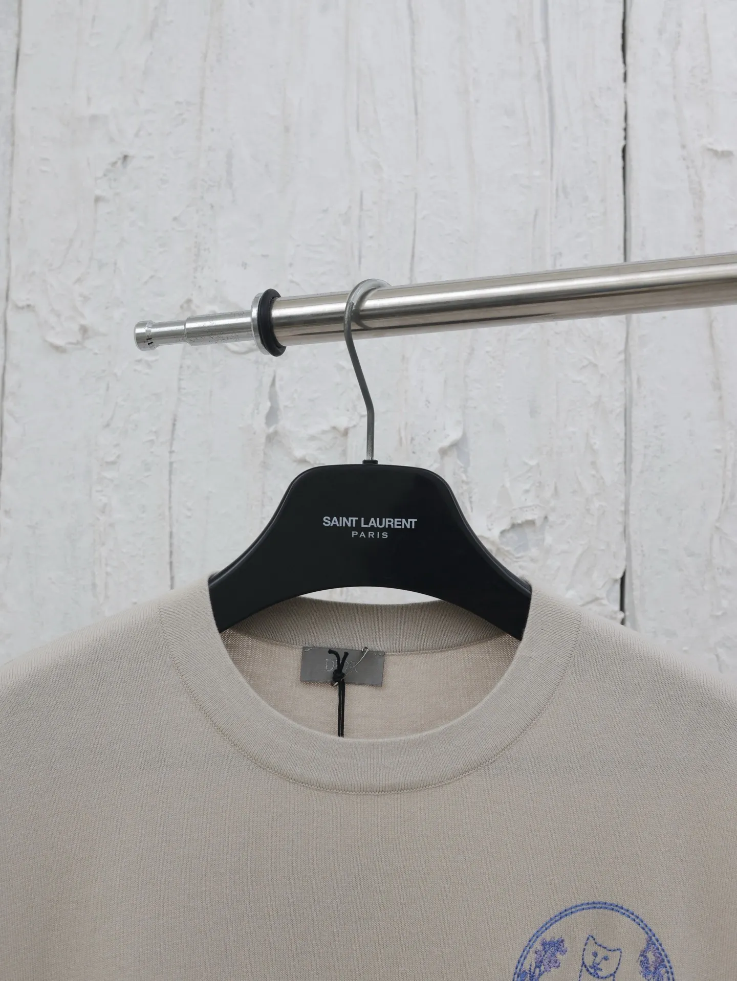 🅿️360 Dio*/Dior 25 new limited-edition short-sleeved T-shirt with cat embroidery logo. It is made of customized cotton plain fabric, breathable and comfortable. It is decorated with hollow brand letter embroidery on the chest, with co-branded cute kitten embroidery pattern, and custom-woven rib double-needle hemming technology. Size: S/M/L/XL