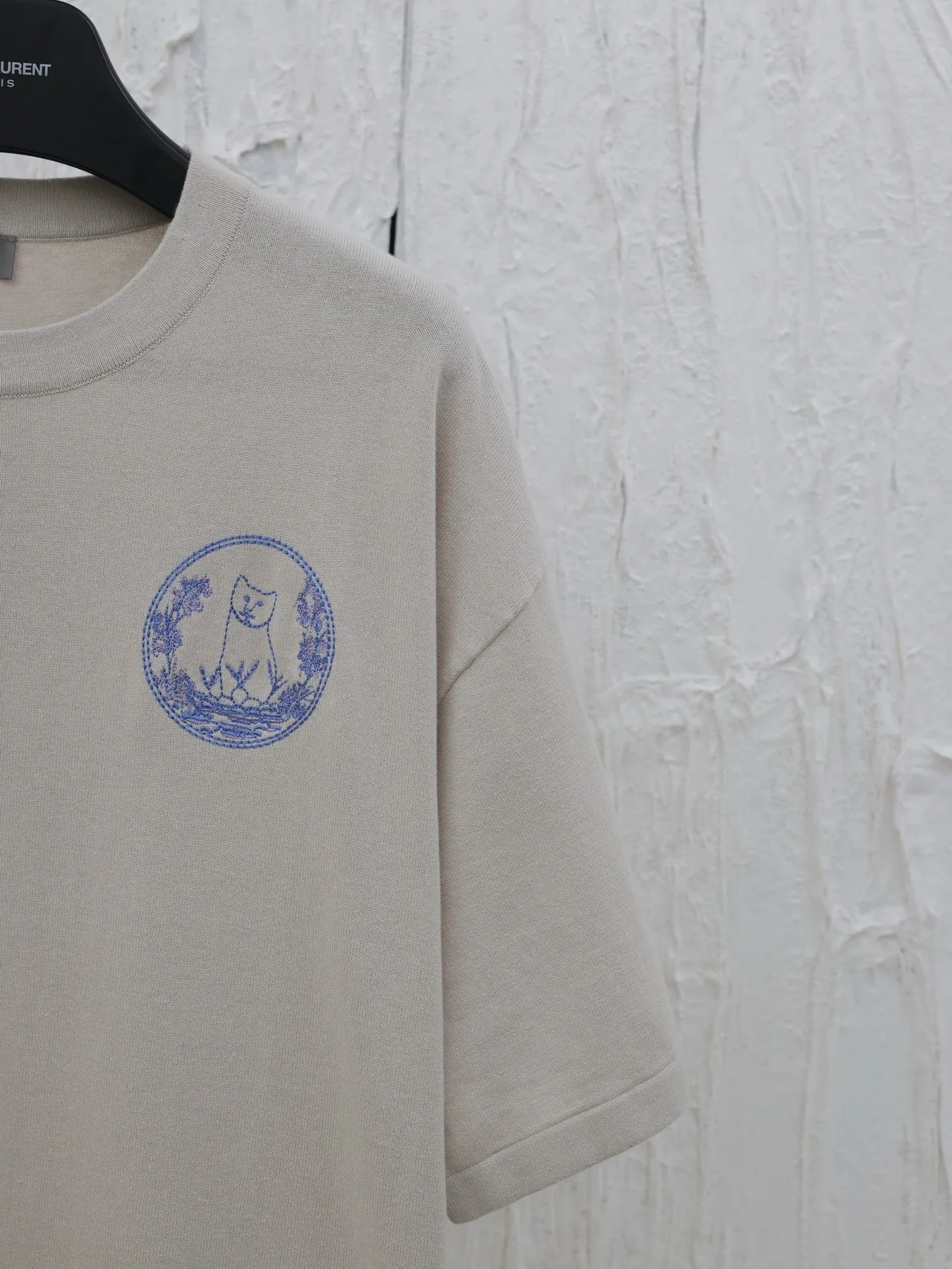 🅿️360 Dio*/Dior 25 new limited-edition short-sleeved T-shirt with cat embroidery logo. It is made of customized cotton plain fabric, breathable and comfortable. It is decorated with hollow brand letter embroidery on the chest, with co-branded cute kitten embroidery pattern, and custom-woven rib double-needle hemming technology. Size: S/M/L/XL