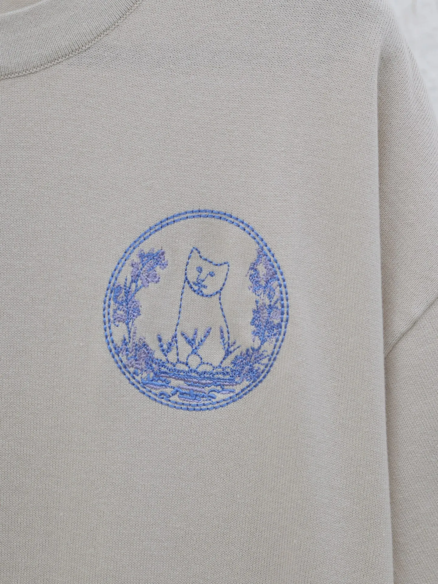 🅿️360 Dio*/Dior 25 new limited-edition short-sleeved T-shirt with cat embroidery logo. It is made of customized cotton plain fabric, breathable and comfortable. It is decorated with hollow brand letter embroidery on the chest, with co-branded cute kitten embroidery pattern, and custom-woven rib double-needle hemming technology. Size: S/M/L/XL