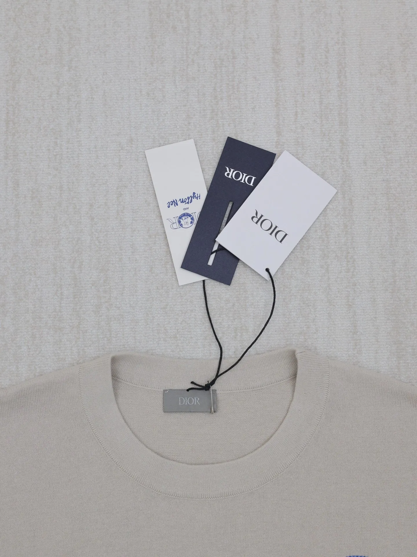 🅿️360 Dio*/Dior 25 new limited-edition short-sleeved T-shirt with cat embroidery logo. It is made of customized cotton plain fabric, breathable and comfortable. It is decorated with hollow brand letter embroidery on the chest, with co-branded cute kitten embroidery pattern, and custom-woven rib double-needle hemming technology. Size: S/M/L/XL