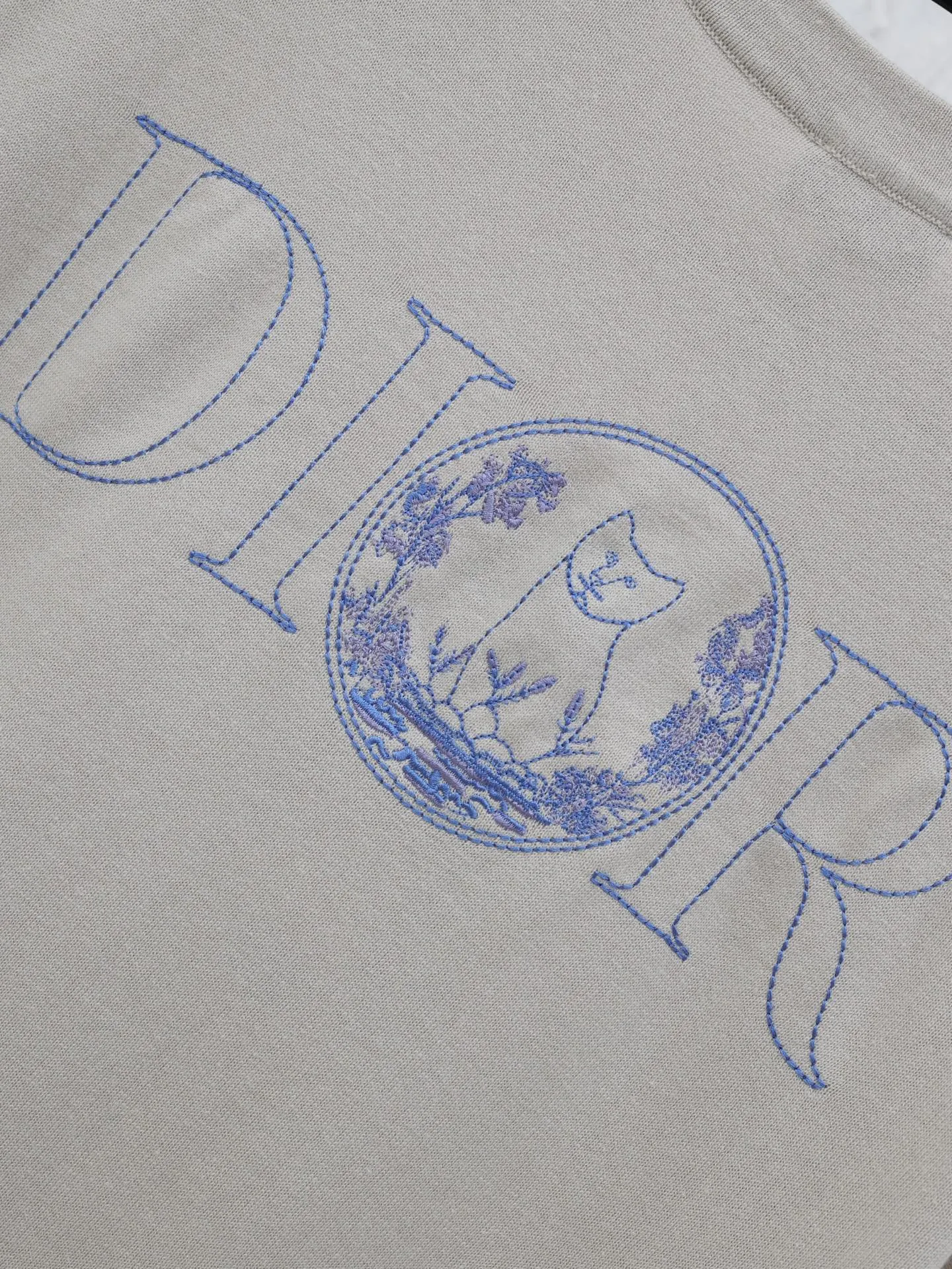 🅿️360 Dio*/Dior 25 new limited-edition short-sleeved T-shirt with cat embroidery logo. It is made of customized cotton plain fabric, breathable and comfortable. It is decorated with hollow brand letter embroidery on the chest, with co-branded cute kitten embroidery pattern, and custom-woven rib double-needle hemming technology. Size: S/M/L/XL