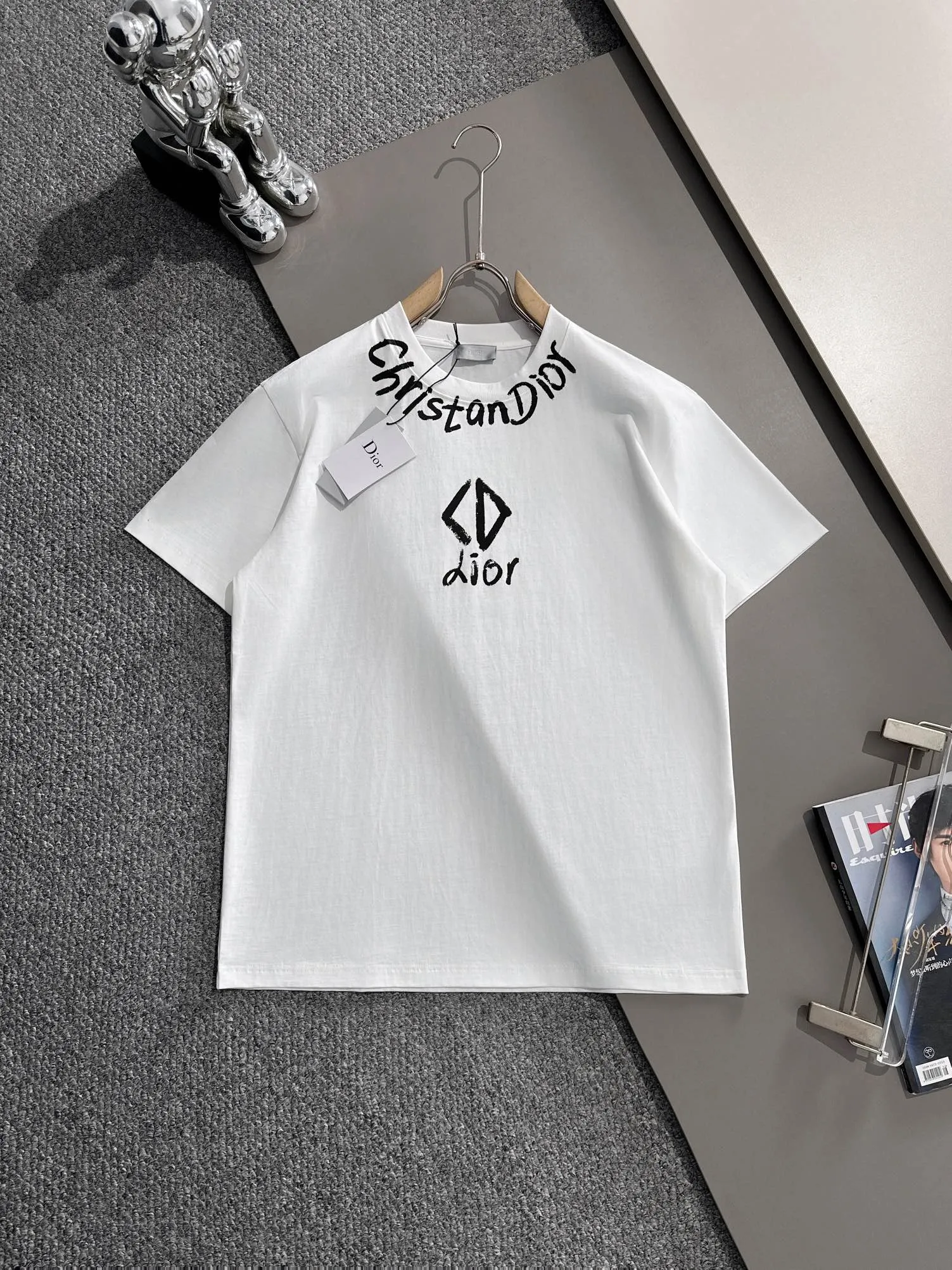 🅿️170 (arrives the next day) Dior 2025 new style front and back graffiti letter logo, same style for men and women, short-sleeved T-shirt ·Customized 260g 100% double yarn pure cotton fabric ·Dyeing 32 counts double-strand thread ·Collar label, hangtag, main mark and three labels complete Color: White Size: XS S M L