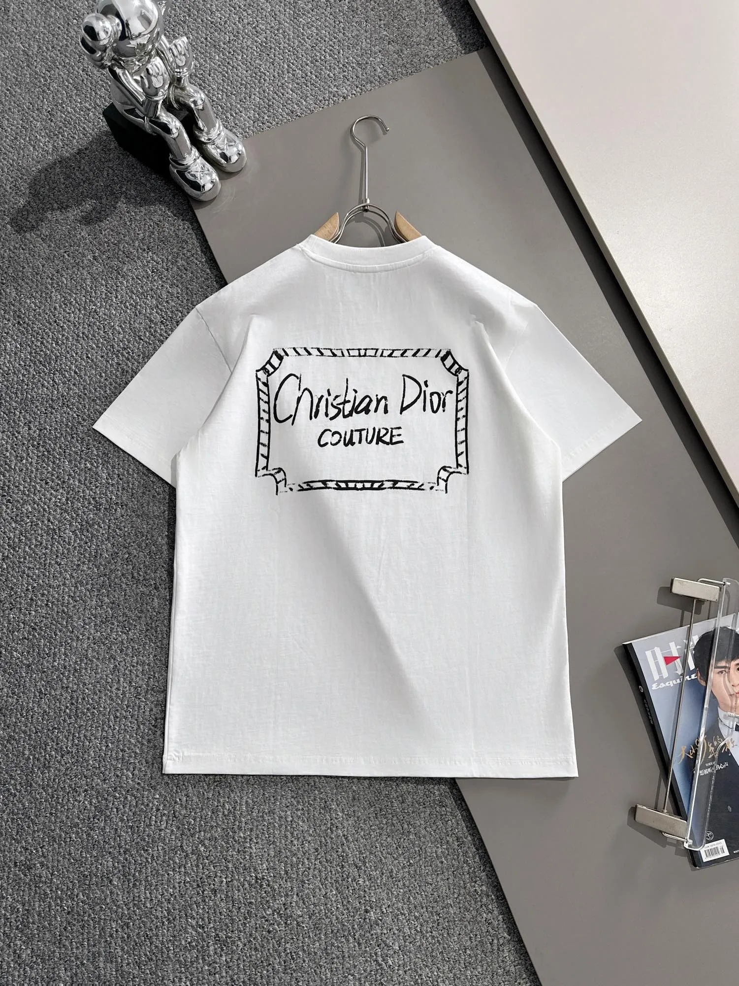 🅿️170 (arrives the next day) Dior 2025 new style front and back graffiti letter logo, same style for men and women, short-sleeved T-shirt ·Customized 260g 100% double yarn pure cotton fabric ·Dyeing 32 counts double-strand thread ·Collar label, hangtag, main mark and three labels complete Color: White Size: XS S M L