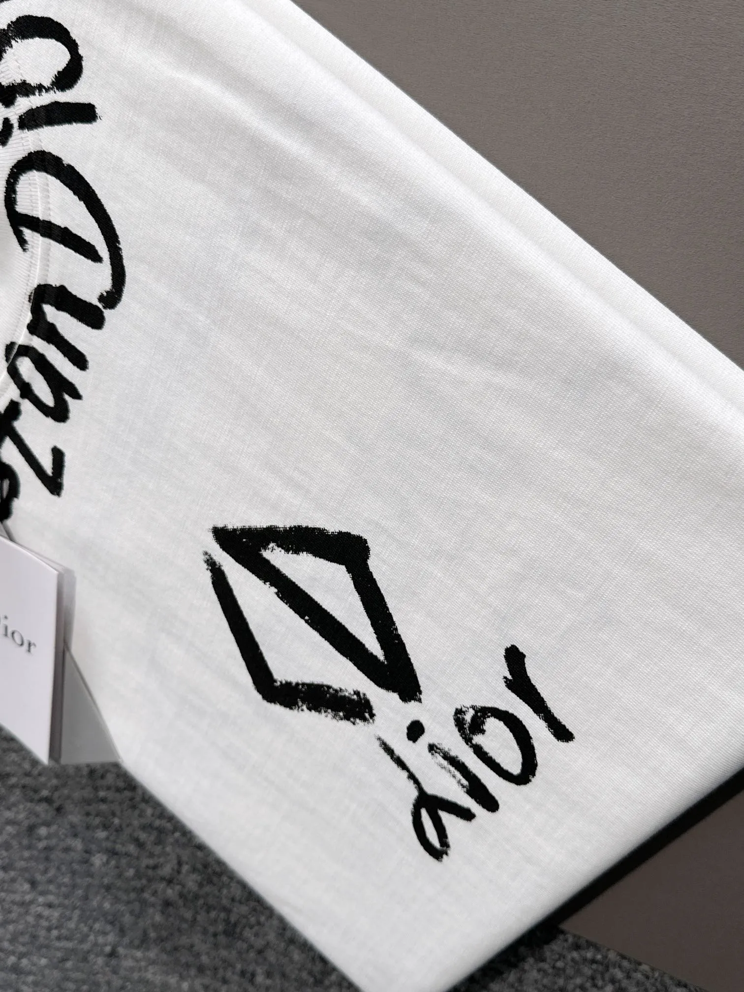 🅿️170 (arrives the next day) Dior 2025 new style front and back graffiti letter logo, same style for men and women, short-sleeved T-shirt ·Customized 260g 100% double yarn pure cotton fabric ·Dyeing 32 counts double-strand thread ·Collar label, hangtag, main mark and three labels complete Color: White Size: XS S M L