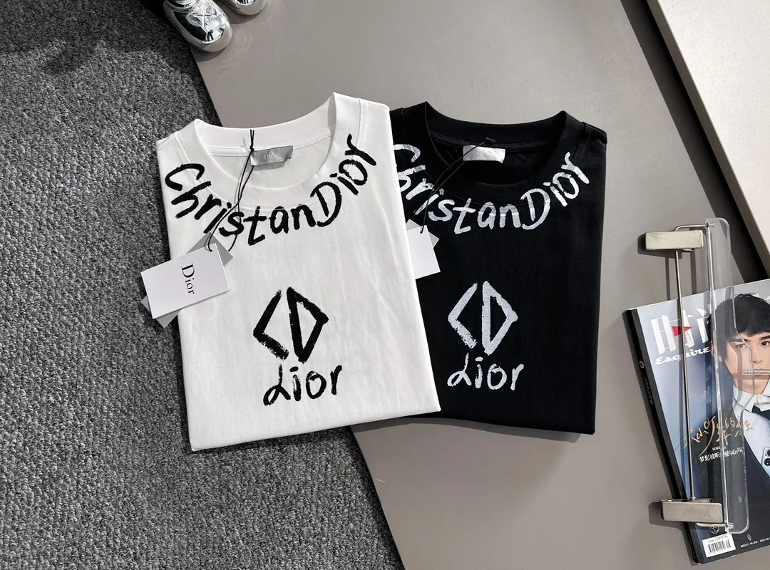 🅿️170 (arrives the next day) Dior 2025 new style front and back graffiti letter logo, same style for men and women, short-sleeved T-shirt ·Customized 260g 100% double yarn pure cotton fabric ·Dyeing 32 counts double-strand thread ·Collar label, hangtag, main mark and three labels complete Color: White Size: XS S M L