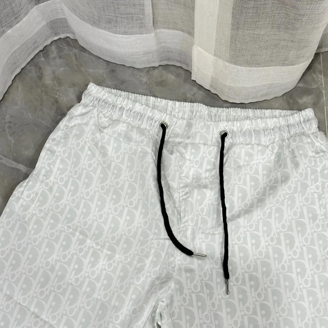 🅿️130 #V0065 [Replenishment all year round] Dior's new classic casual beach shorts. The picture is taken by mobile phone pixels. 🈚️Any ps📷📷 Classic plaid quick-drying three-quarter pants, the same style for men and women. The fabric is made of polyester fiber, which is stain-resistant and wrinkle-resistant. It is the most suitable material for going out in summer! It is guaranteed to be cool and comfortable enough at the same time. It is super stylish when worn casually. You can clearly see the texture and other things just by looking at the photos. It is not comparable to the general market materials.  In an instant, I am tempted to go on a long vacation. It has pockets on both sides and a drawstring at the waist. It is a very practical design with impeccable workmanship, details, and fit. It can be worn as casual pants or beach pants. It is a must-have for beach vacations, home leisure, gym equipment, morning running, and night running. It is both practical and functional. Color: Black White Size: M-XXXL