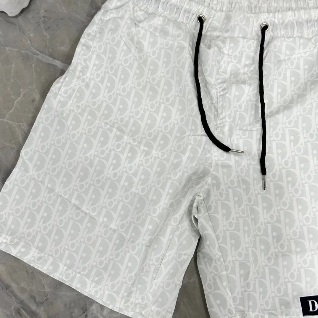 🅿️130 #V0065 [Replenishment all year round] Dior's new classic casual beach shorts. The picture is taken by mobile phone pixels. 🈚️Any ps📷📷 Classic plaid quick-drying three-quarter pants, the same style for men and women. The fabric is made of polyester fiber, which is stain-resistant and wrinkle-resistant. It is the most suitable material for going out in summer! It is guaranteed to be cool and comfortable enough at the same time. It is super stylish when worn casually. You can clearly see the texture and other things just by looking at the photos. It is not comparable to the general market materials.  In an instant, I am tempted to go on a long vacation. It has pockets on both sides and a drawstring at the waist. It is a very practical design with impeccable workmanship, details, and fit. It can be worn as casual pants or beach pants. It is a must-have for beach vacations, home leisure, gym equipment, morning running, and night running. It is both practical and functional. Color: Black White Size: M-XXXL