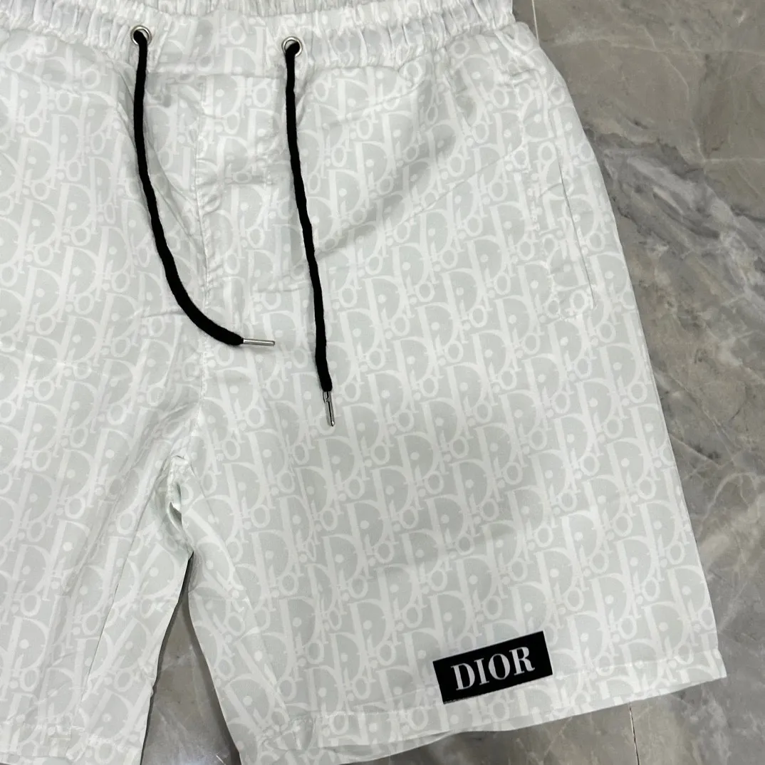 🅿️130 #V0065 [Replenishment all year round] Dior's new classic casual beach shorts. The picture is taken by mobile phone pixels. 🈚️Any ps📷📷 Classic plaid quick-drying three-quarter pants, the same style for men and women. The fabric is made of polyester fiber, which is stain-resistant and wrinkle-resistant. It is the most suitable material for going out in summer! It is guaranteed to be cool and comfortable enough at the same time. It is super stylish when worn casually. You can clearly see the texture and other things just by looking at the photos. It is not comparable to the general market materials.  In an instant, I am tempted to go on a long vacation. It has pockets on both sides and a drawstring at the waist. It is a very practical design with impeccable workmanship, details, and fit. It can be worn as casual pants or beach pants. It is a must-have for beach vacations, home leisure, gym equipment, morning running, and night running. It is both practical and functional. Color: Black White Size: M-XXXL