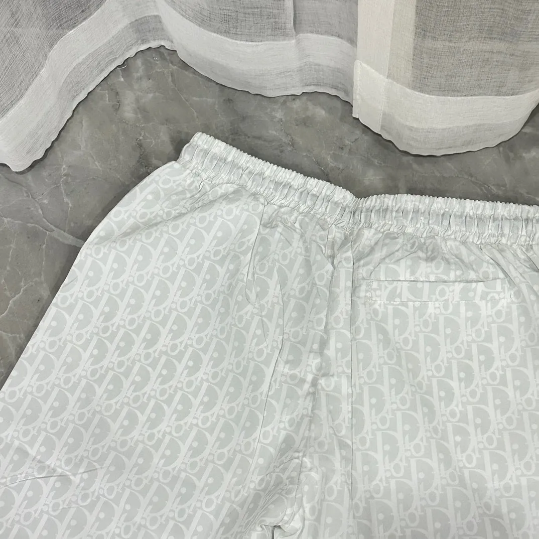 🅿️130 #V0065 [Replenishment all year round] Dior's new classic casual beach shorts. The picture is taken by mobile phone pixels. 🈚️Any ps📷📷 Classic plaid quick-drying three-quarter pants, the same style for men and women. The fabric is made of polyester fiber, which is stain-resistant and wrinkle-resistant. It is the most suitable material for going out in summer! It is guaranteed to be cool and comfortable enough at the same time. It is super stylish when worn casually. You can clearly see the texture and other things just by looking at the photos. It is not comparable to the general market materials.  In an instant, I am tempted to go on a long vacation. It has pockets on both sides and a drawstring at the waist. It is a very practical design with impeccable workmanship, details, and fit. It can be worn as casual pants or beach pants. It is a must-have for beach vacations, home leisure, gym equipment, morning running, and night running. It is both practical and functional. Color: Black White Size: M-XXXL