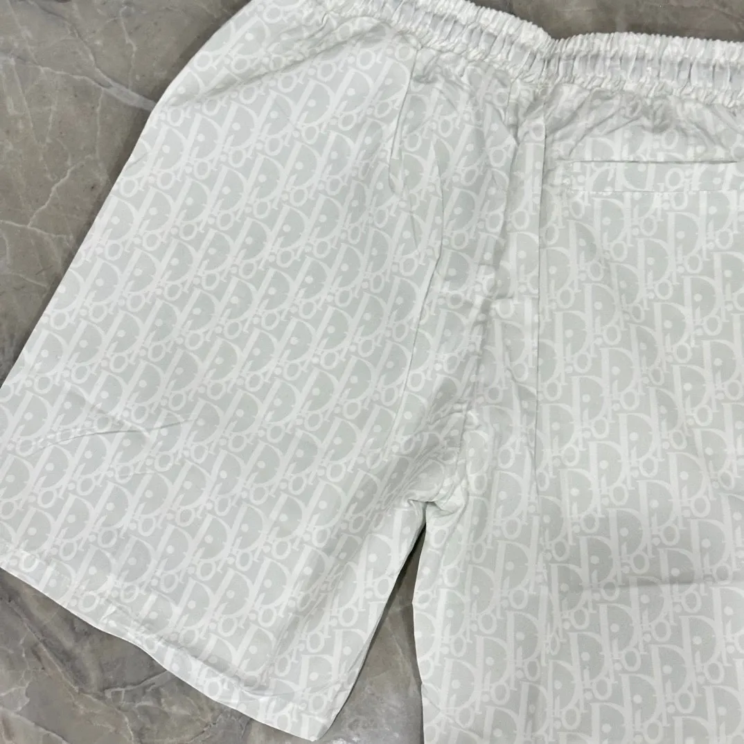 🅿️130 #V0065 [Replenishment all year round] Dior's new classic casual beach shorts. The picture is taken by mobile phone pixels. 🈚️Any ps📷📷 Classic plaid quick-drying three-quarter pants, the same style for men and women. The fabric is made of polyester fiber, which is stain-resistant and wrinkle-resistant. It is the most suitable material for going out in summer! It is guaranteed to be cool and comfortable enough at the same time. It is super stylish when worn casually. You can clearly see the texture and other things just by looking at the photos. It is not comparable to the general market materials.  In an instant, I am tempted to go on a long vacation. It has pockets on both sides and a drawstring at the waist. It is a very practical design with impeccable workmanship, details, and fit. It can be worn as casual pants or beach pants. It is a must-have for beach vacations, home leisure, gym equipment, morning running, and night running. It is both practical and functional. Color: Black White Size: M-XXXL