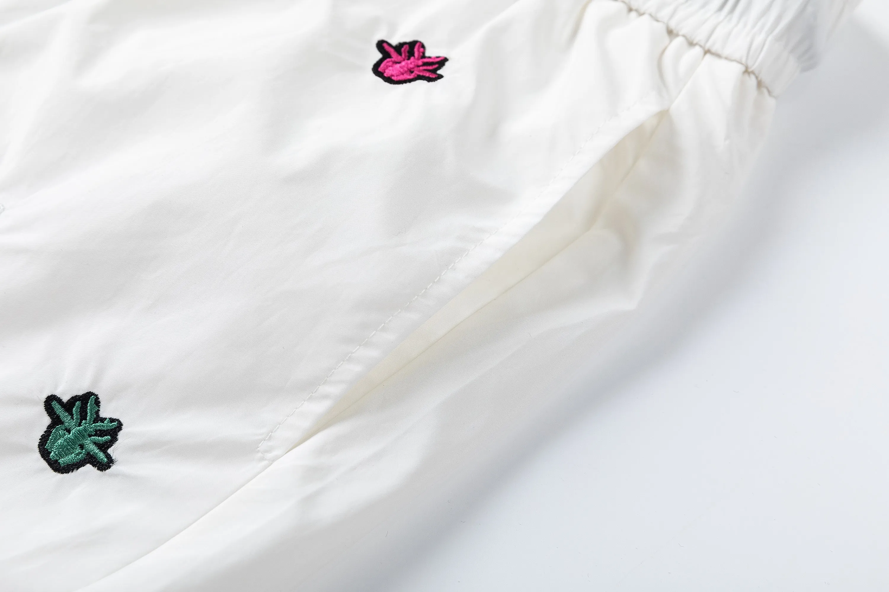 🅿️210 DiRO Dior 2025 spring and summer logo embroidery. New fashionable beach shorts, with lining and mesh shorts! The official website is synchronized with the original 1-1 replica, the original hardware is selected from high-quality polyester fiber fabrics, with a delicate feel, a must-have item for summer, and the upper body effect is super handsome! Color: Black White Size: S M L XL XXL