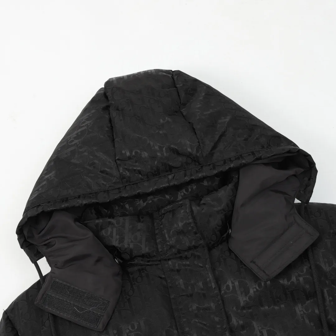 🅿️760 DIOR/Dior full-print jacquard LOGO hooded down jacket. Different from the market version, the original zipper is made exclusively from the mold. It is not easy to rust after being stored for a long time after washing. The "Dior" letters on the small buttons on the pockets are clearly visible. The fabric letters are printed using a discharge printing process, which is to change the original color of the yarn to white and gray. It is not the so-called printed or jacquard fabric on the market. The texture of the fabric is thick and stiff, and it is not the soft and thin material on the market. Pay attention to the distinction. The characteristics of the fabric are not easy to wrinkle. The dyeing yarn 100% restores the original color. An exclusive blockbuster item! Size：XS-L